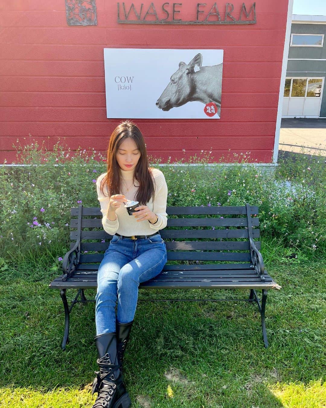大政絢のインスタグラム：「Hokkaido~🖤  家族に会え、一日五食くらい食べ、甥っ子姪っ子と遊び過ぎヘトヘトになり😂幸せな北海道旅🙌  #北海道#道産子#味噌ラーメン#ジンギスカン#海鮮丼#びっくりドンキー#iwasefarm」