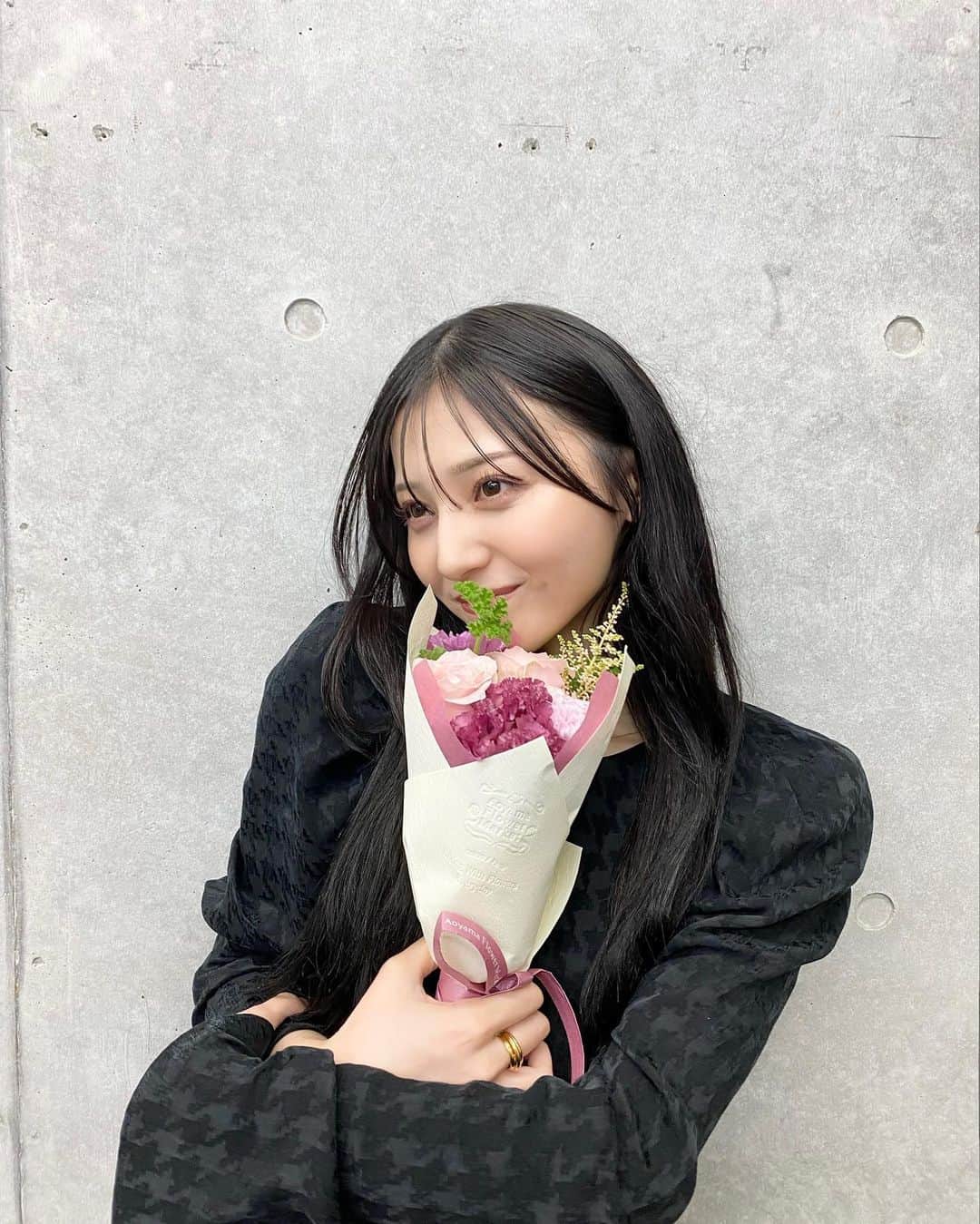 吉井美優のインスタグラム：「. 先日とある最後のお仕事で頂いたお花 ✿ アイドルになる前からお世話になっていて ずっと温かく傍で見守ってくれてるからこそ、 下さる言葉の重みがとても大きくて 心がぎゅっとなる 幸せに溢れた一日でした  💐」