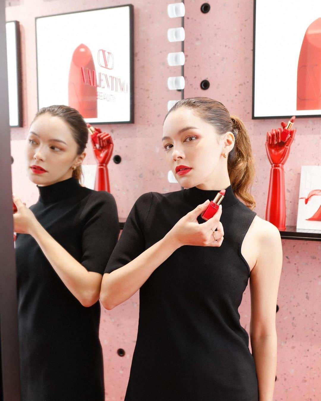 ステファニーのインスタグラム：「💋🌹💋🌹 "BORN IN ROSSO" ValentinoのRed colorがぐっと華やかにさせてくれる。 終始うっとりな空間でした。 #love #cosmetics #valentino #ValentinoBeauty #RossoValentino #BorninRosso」