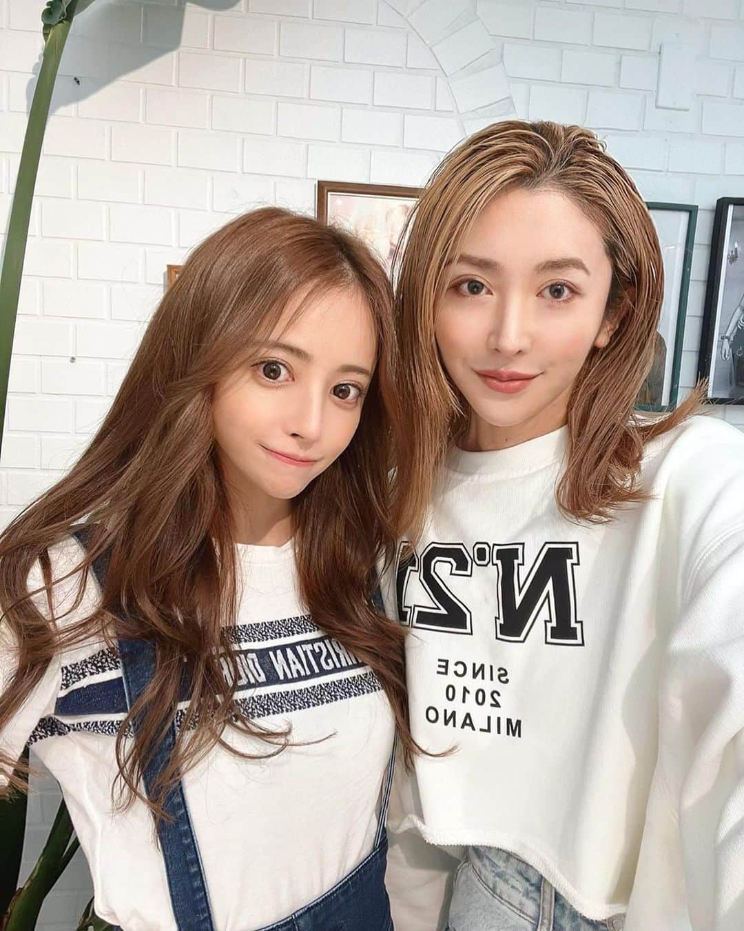 ririのインスタグラム：「寒過ぎない😹？？！ 気温の変化すごすぎて 衣替え追いついてないし💦  久々ちゃんみかと デートしたけど 安定に楽しかった🧡💙🧡  次はリボンも 参加させてね🐕💕  #love #lunch #friends」