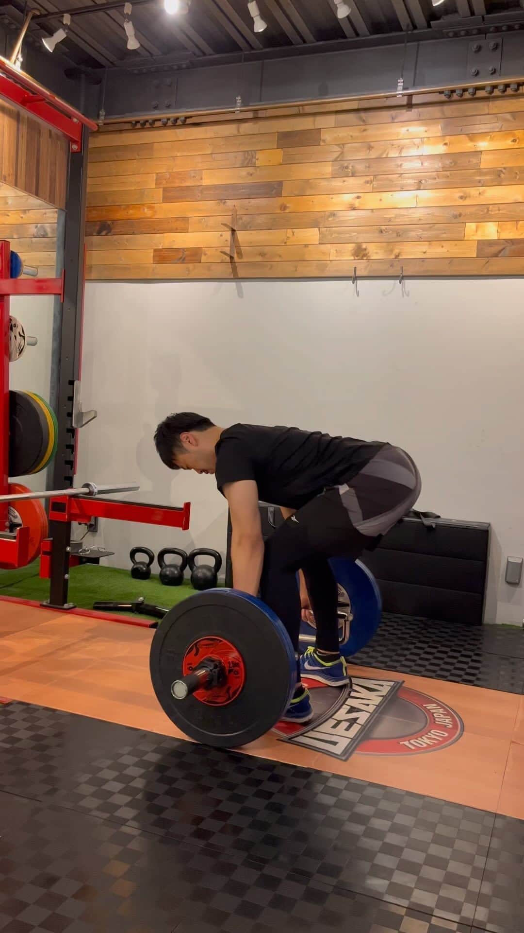 反町幸介のインスタグラム：「【Bent Over Row】 “もも裏の柔軟性”“腰の筋力”などなど 体の準備も必要だけど 多くの方に是非ともお勧めしたいトレーニング😁👍  #ウエイトトレーニング  #ベントオーバーロウ  #ヘックスバー  #鵜の木 #鵜の木ジム #パーソナルトレーニングジム  #今日の反町  #ちなみに今日は子供たちの運動会でした #子供たちの成長を感じて少し泣きそうになる笑 #妻は普通に泣いてた」