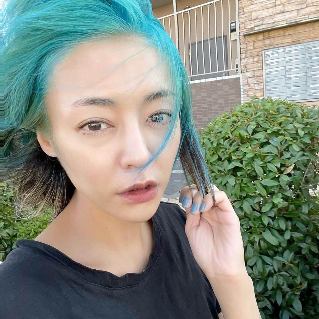 内藤陽子のインスタグラム：「ブルームーンになりました。 ニコと同じ色でマニックパニックで前髪だけ染めようとしたら、ちょっと多めになってしまいました💦マニパニの発色を改めて実感しました❕ 速攻Twiggyに連絡しました😅 すみません、しばらくこれっぽいです…  2週間以上Instagramやってなかったんだなぁ。 新作作り上げ中です🌙 お問合せの多かった完売になっていたk18ダイヤモンドネックレス2点再入荷しました！ 繊細な彫りもがんばりました。 是非一生使って頂けたら嬉しいです♪」