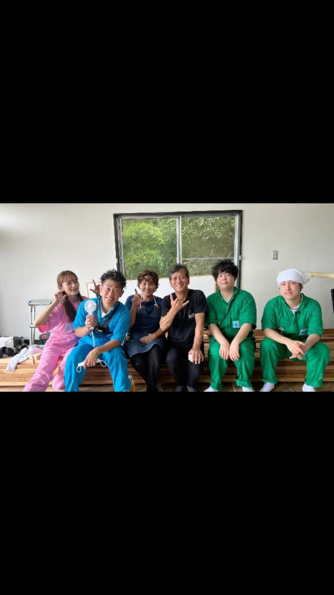 近藤千尋のインスタグラム：「ラヴィットハウス完成しました🥰💖 一年半もの間、一緒に作りあげて下さった たくさんのスタッフの皆様、 宮下さん、なぎぼぉくん、たけるん、ショーゴさん 本当に本当に感謝しかありません😭💗  diyの途中に食べたご飯や、 熱海温泉に行ったロケ、 過酷な作業も、全部全部たからもの☺️  熱海の現地の皆様も とってもあたたかくて、 熱海の街がもっと大好きになりました。  たくさんの思い出写真があるから、 まとめたみたよ💓😍 ラヴィットハウスは、太田家だけじゃなくて ラヴィットに携わる皆さんのものです！笑 合鍵はスタジオに置いとくので、 ぜひ熱海に遊びに行ってね🐰❗️❗️  diyの完成をまだご覧になってない方は TVerで見逃し配信してますのでぜひ！☺️❤️」