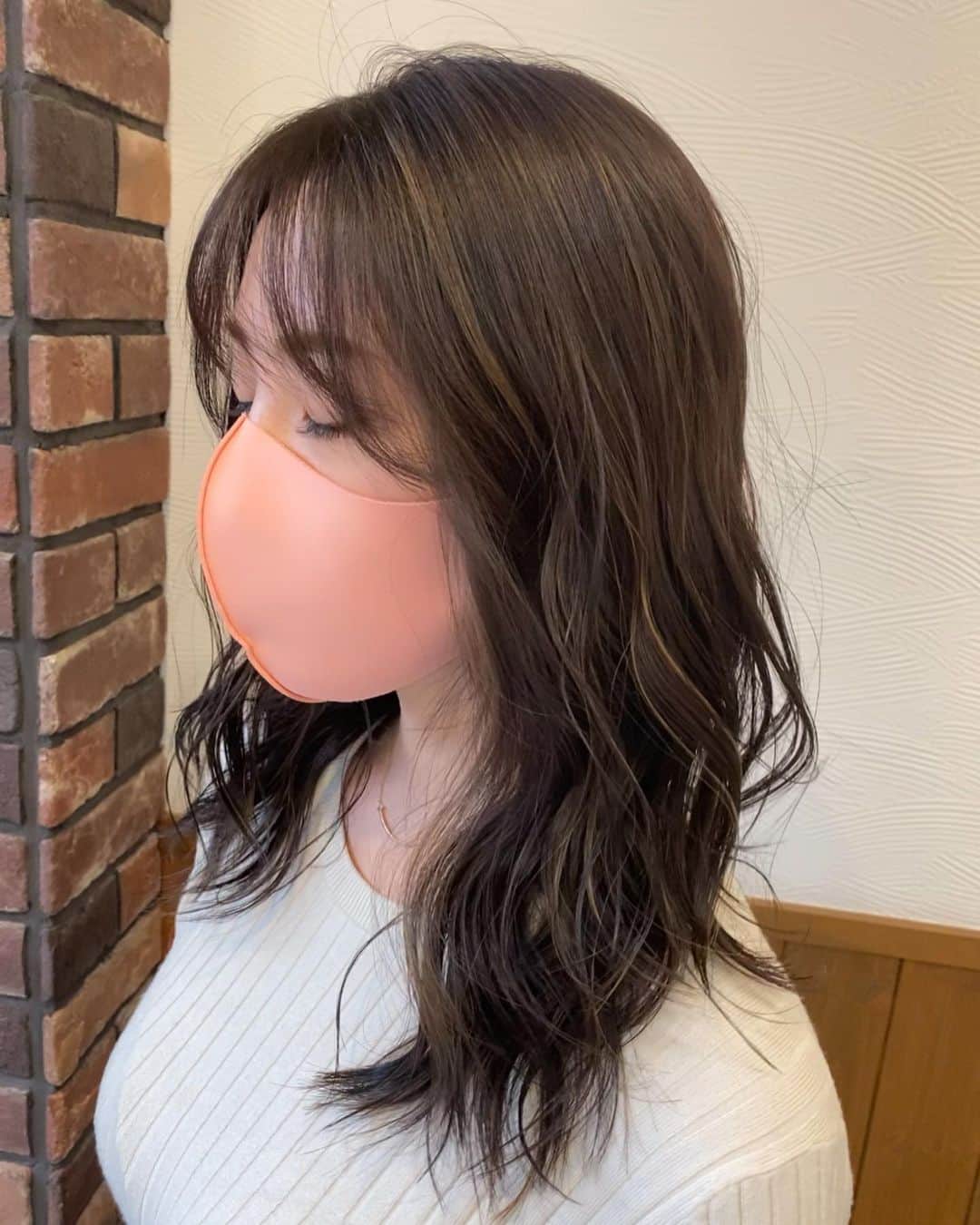 椿梨央のインスタグラム：「さて！何が変わったでしょう！ . . . . . . . . . 気づいた方🙋‍♀️ . . . . . . . . . . . はいそうです。 染めました〜👏👏👏 . 少し雰囲気柔らかくなったかなーと^^ 皆様に投票した結果1番多かった 現役草野球人美容師 Agu hair lip さんの田島さんに決まりました〜♪♪ ありがとうございました😊 . . 面白くて野球の話がとにかく詳しい🤭 あっという間な時間でした^^ . . . 是非自称札幌野球人で 1番ハイライトが上手いらしいので 行ってみてください😆✨ (本当に綺麗に仕上げて下さいました😌) . . #野球 #野球女子 #女子野球 #草野球 #カラー #美容室 #札幌 #ヘアカラー #ヘアアレンジ #野球人美容師 #aguhairlip  @atsutaji0918」