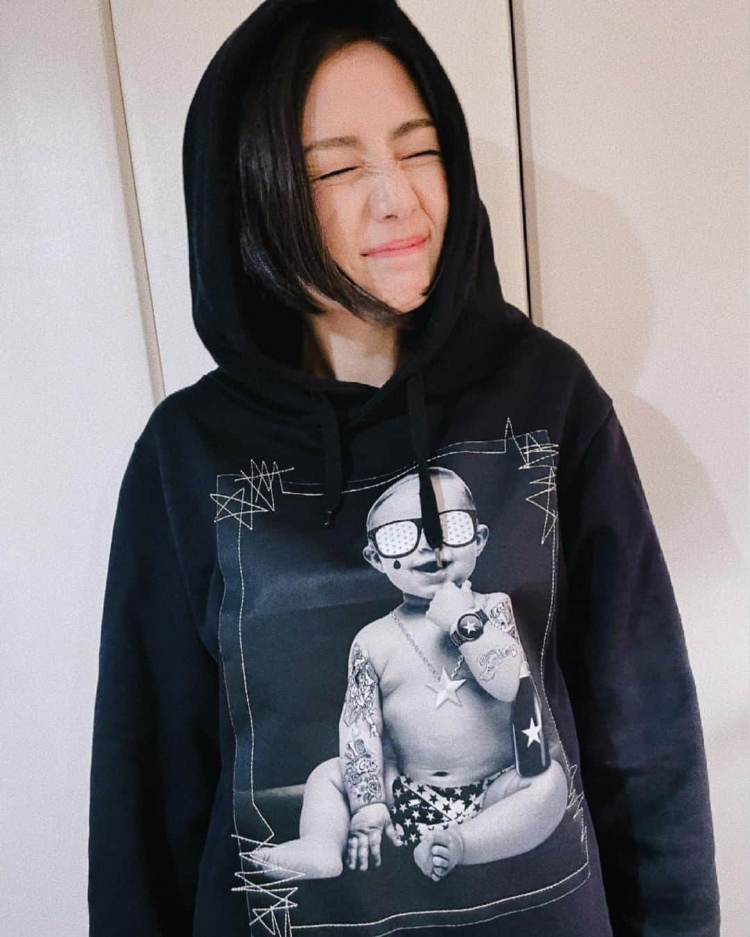 片山萌美のインスタグラム：「🖤👶  寒過ぎるので パーカー始めました  #moemikatayama #starlean @memento_by_pazzo」