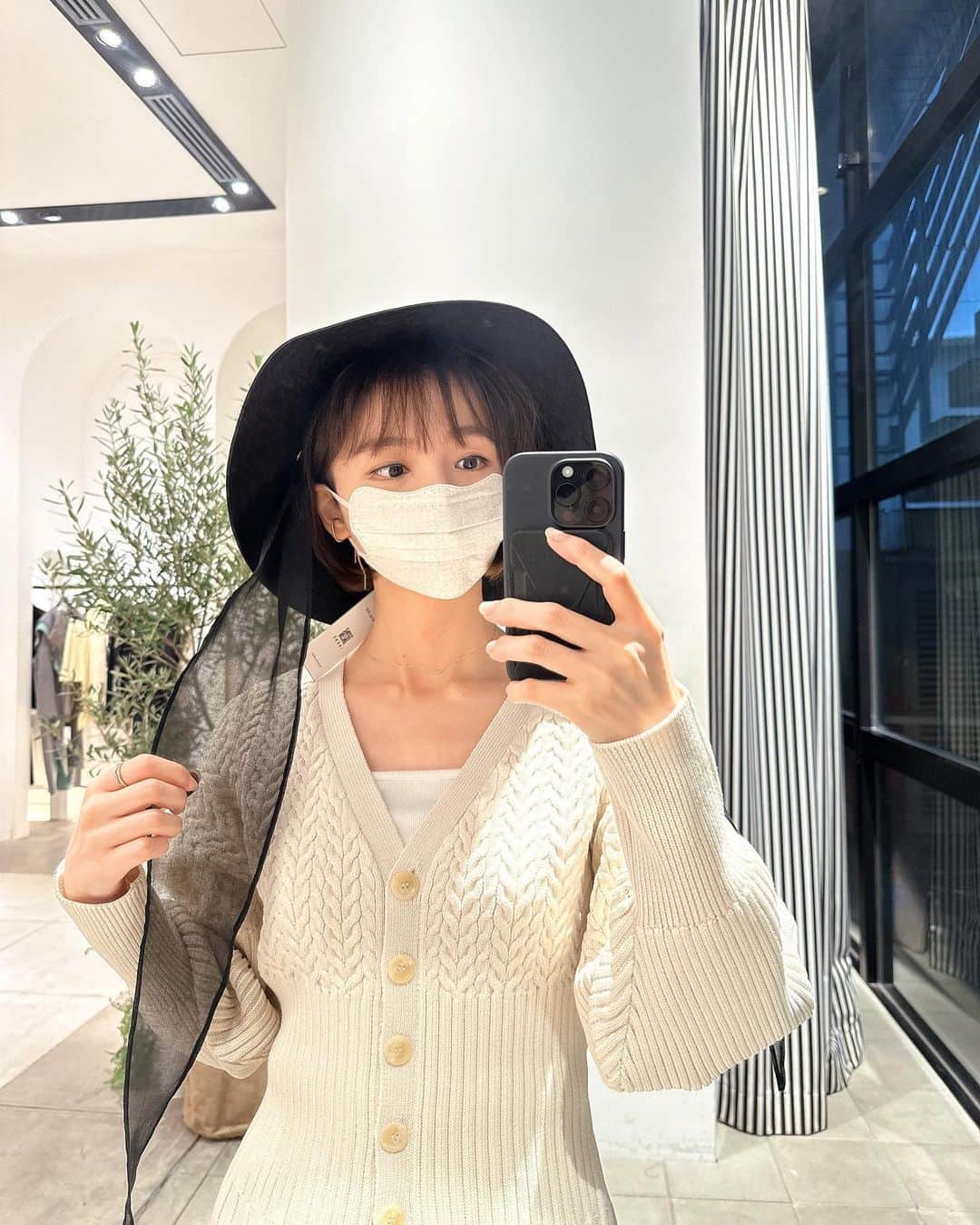 篠田麻里子のインスタグラム：「今日も寒かった🥶 急激な気温の変化皆んな気をつけてください😥  @_irene__official_  展示会にて🫰🏻  私服 cardigan @snidel_official  skirt @clane_official  bag @newbottega  boots @newbottega   #秋コーデ#marikoday#ootd」