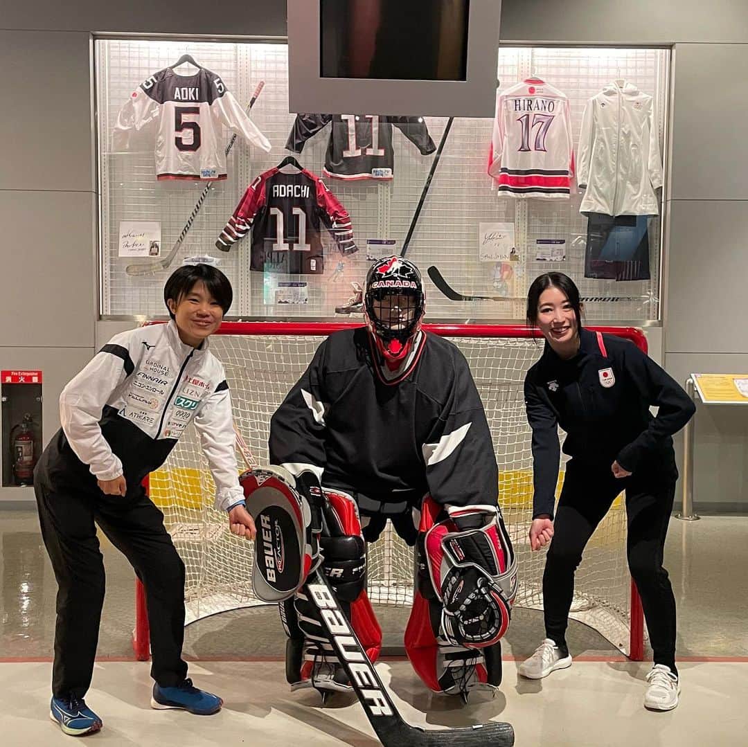 藤本那菜のインスタグラム：「大倉山（SOM）でのイベント🎿🏒  阿部雅司さん(ノルディック複合) 鈴木靖さん(スピードスケート) 伊藤有希さん(ジャンプ)  シミュレーション体験だったり、ジャンプ練習を間近でみたり、他競技の色々なお話も沢山聞けて貴重な経験でした！！関係者の皆様ありがとうございました🌷  #ホッケーポーズ #ジャンプポーズ #金メダルの重さ🥇 #札幌オリンピックミュージアム #ジャンプ競技の奥深さを知った1日」