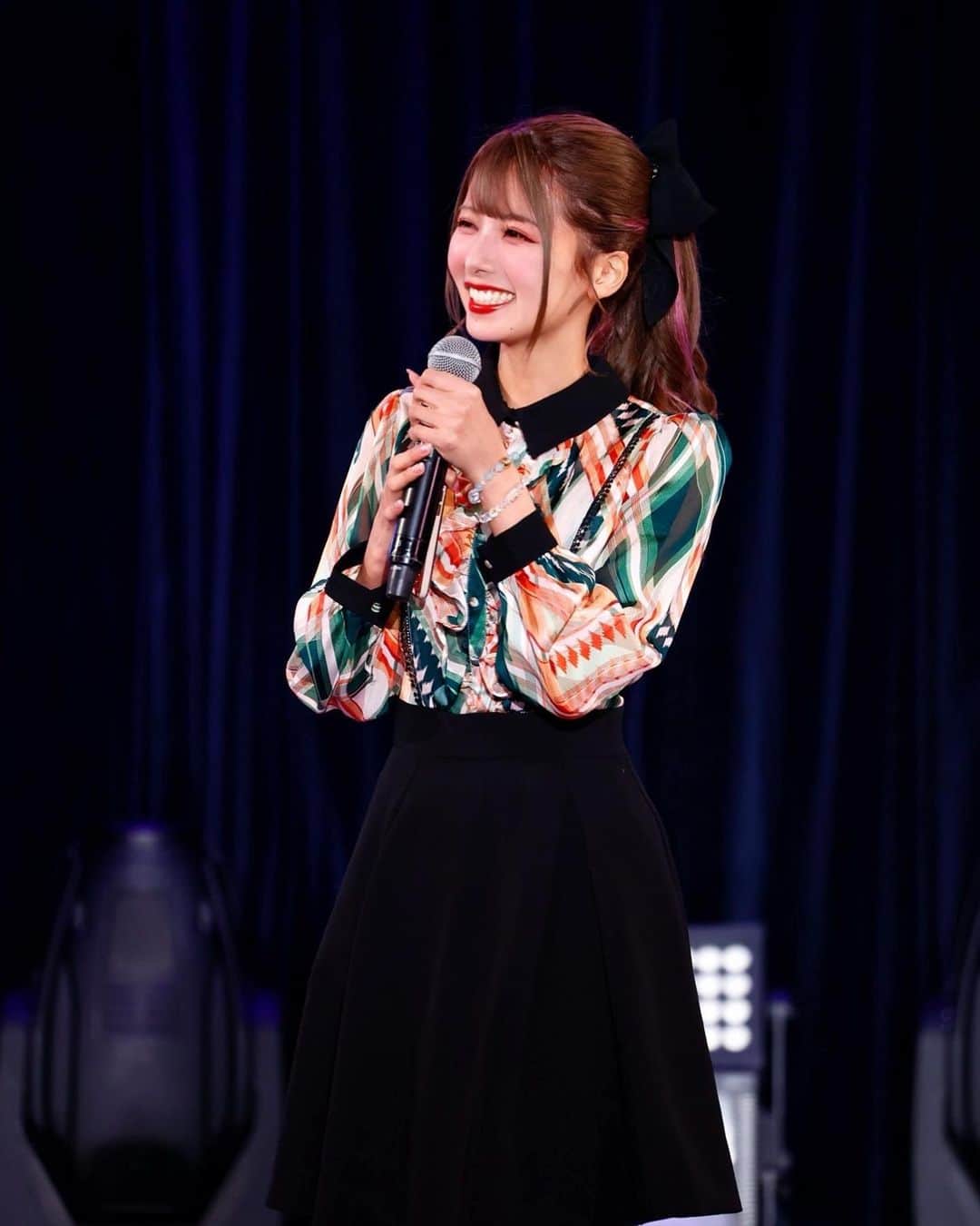 岡田栞奈のインスタグラム：「DMでご質問が多かったので‼️ 10周年記念公演に向けて  💇‍♀️ヘアカラー: @log_omotesando  👗私服衣装: @emiriawiz_official  💃🏻美容・スタイル管理: @lux_akasaka  @haab_dream   で準備しました✨✨✨ いつもありがとうございます😊 メイクについては近々インスタライブか投稿で ご紹介します〜💄  #2期生10周年公演 #hkt48  #美容事情 #勝負服 #カメラマンさん撮影」