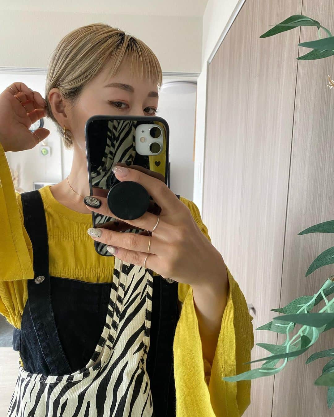 ◆miki◆のインスタグラム：「* * 👨🏻‍🦲👨🏻‍🦲👨🏻‍🦲 * これ以上短くしたら神取忍になりそうで迷っています☺️  寝起きのスッピンなんて完全に忍じゃん？  さて、伸ばそうか、神取忍か←2択  #今はカズレーザー #ハイトーン #ハイトーンショート #ショート #ベリーショート #ハイトーンカラー  #ハイトーンおばさん」