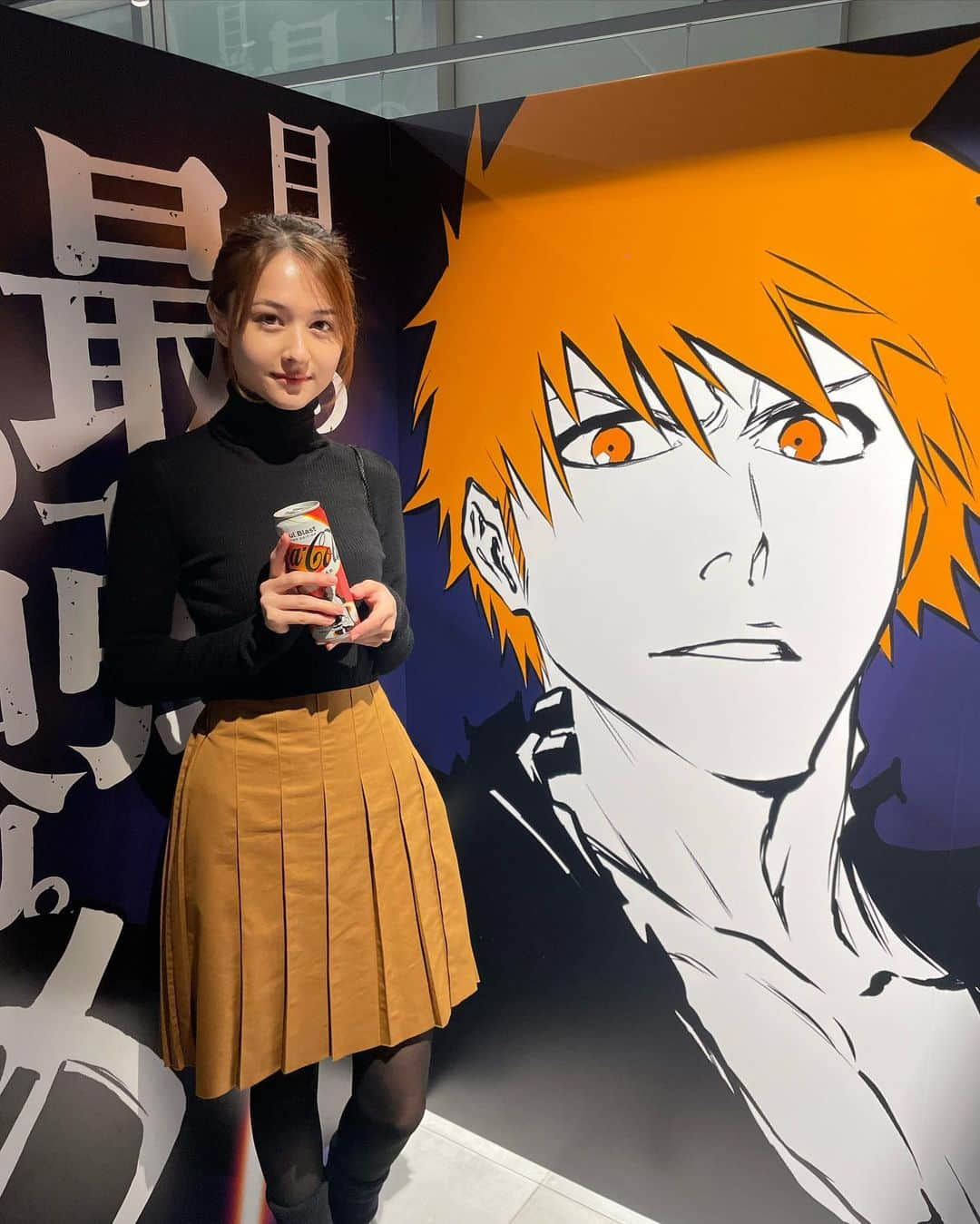 夏目アミリアのインスタグラム：「昨日は新宿のatmosでコカ・コーラ×「BLEACH 千年血戦篇」がコラボした 「コカ・コーラ ゼロ シュガーソールブラスト」のポップアップに行ってきたよ🥺 自販機押したら一護の初期からの名台詞が聞けたんだ。。😇 キーホルダーとかTシャツのコラボグッズもあったからみんな是非チェックしてね🤍 11/6までです！  しかも偶然ナナに会いました…笑 今度でえとしよね😌  #コカコーラ #BLEACH #SoulBlast #目覚めよ最強の自分 #pr」