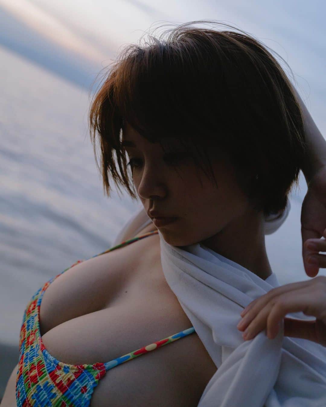 菜乃花のインスタグラム：「× まくらあさみ  連載中のコラムが更新されました。今回はカメラマンのまくらさんとのコラボ回で素敵な写真もたっぷりです。  ストーリーから是非チェックしてみて下さい🫶🏻」