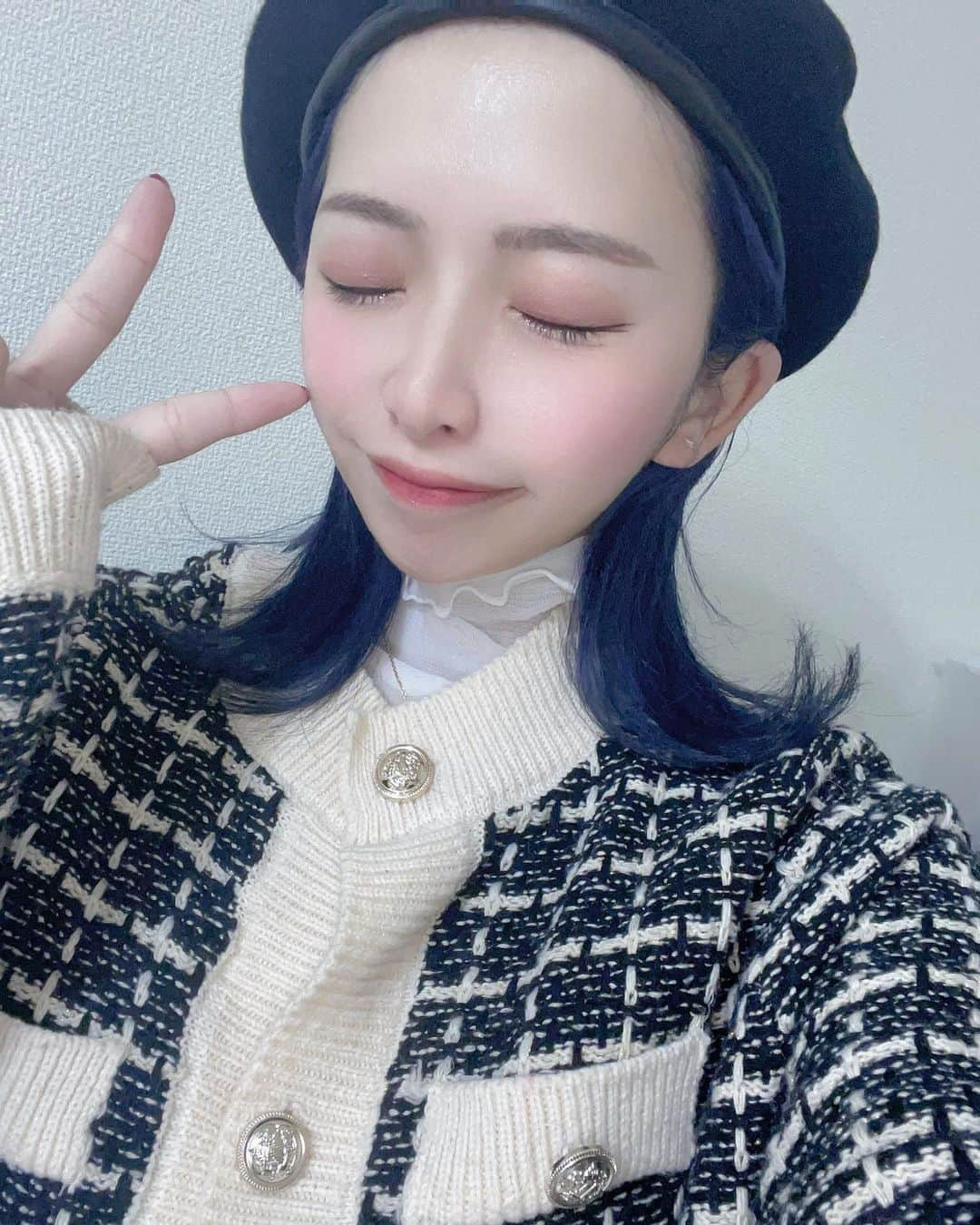 HANAさんのインスタグラム写真 - (HANAInstagram)「･ ･ 突然寒くなったね〜❄️❄️ ． 秋服可愛くて好きだから 涼しくなって嬉しい( ´꒳​` )🍂 けど季節の変わり目は 毎回体調崩しちゃう🤧🤧 ･ #ブルーブラック#ネイビーカラー  #ブルーヘアー#派手髪#ブルー #ツイード#秋服#帽子コーデ#私服 #ハイトーンボブ#ベージュカラー  #ボブ#ボブアレンジ#ヘアアレンジ  #シングルマザー#シンママ#女の子ママ #シンママと繋がりたい#シンママグラム #韓国#韓国ヘア#韓国ファッション#韓国コーデ」10月7日 22時02分 - hnmr__100