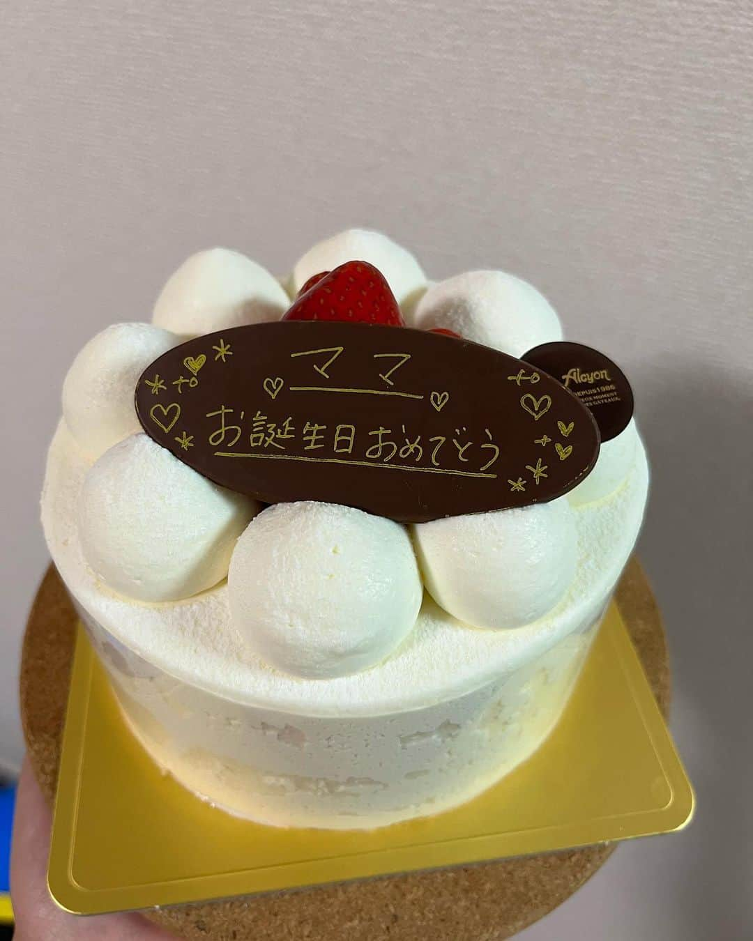 澤田亜紀のインスタグラム：「本日34歳になりました！🎂 LINE、DMなどでお祝いしてくれた方ありがとうございます🙌  Age is just a number  ⁡ という言葉を初めて知っていいなと思ったので、私は私らしく過ごしていけたらなと思います🍀 ps 生徒くんに2Aチャレンジを見たいと言われてしまったので、まずは左のエッジの位置を調整するところから始めたいと思います笑  #お誕生日  #ホールケーキ  #瞬殺」