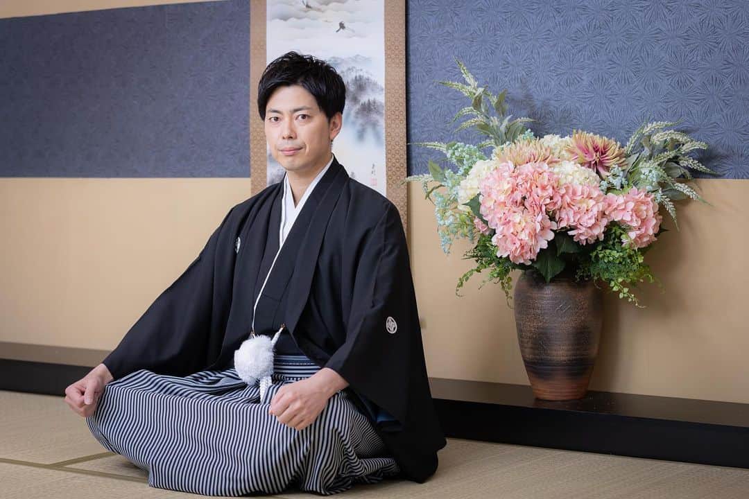 西村真二のインスタグラム：「* 私事ですがこの度かねてよりお付き合いをしていた方と結婚致しました！ お相手はいつも優しく穏やかでとてもリズム感に長けた方です！ この先2人で協力して笑顔の絶えない温かい家庭を築いていくのでどうか僕を信じてください！ 人としても芸人としてもまだまだ未熟ですが今後も宜しくお願い致します！」