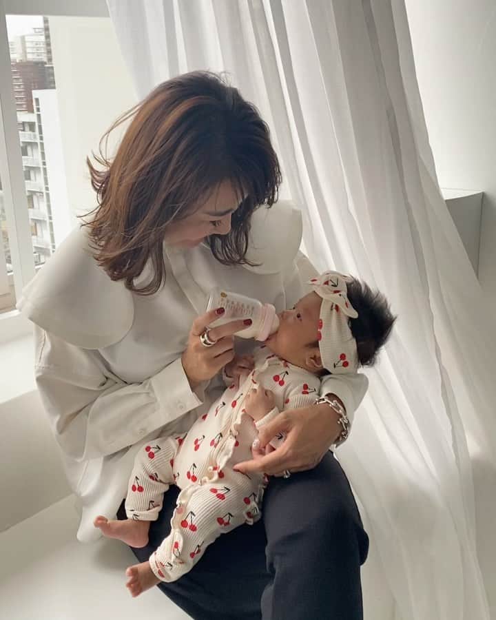 Mai Wakimizuのインスタグラム：「今日はLINKABLEのモデル撮影があり、娘と一緒にスタジオ出勤でした♡合間でミルクタイム、撮られてると思うとソワソワ落ち着きのない私。(ママ、飲みにくいから動かんといて、って思ってるだろうな。笑) この一生懸命飲んでる姿を見るとイー！ってなっちゃう♡笑 いつもこうして私のお仕事に付き合ってくれて、そして皆が娘をお世話してくれて。本当に助かってます♡今日の撮影も25体あっという間で、達成感でいっぱいの良い1日になりました♡ #生後2ヶ月#女の子ベビー#女の子ママ」