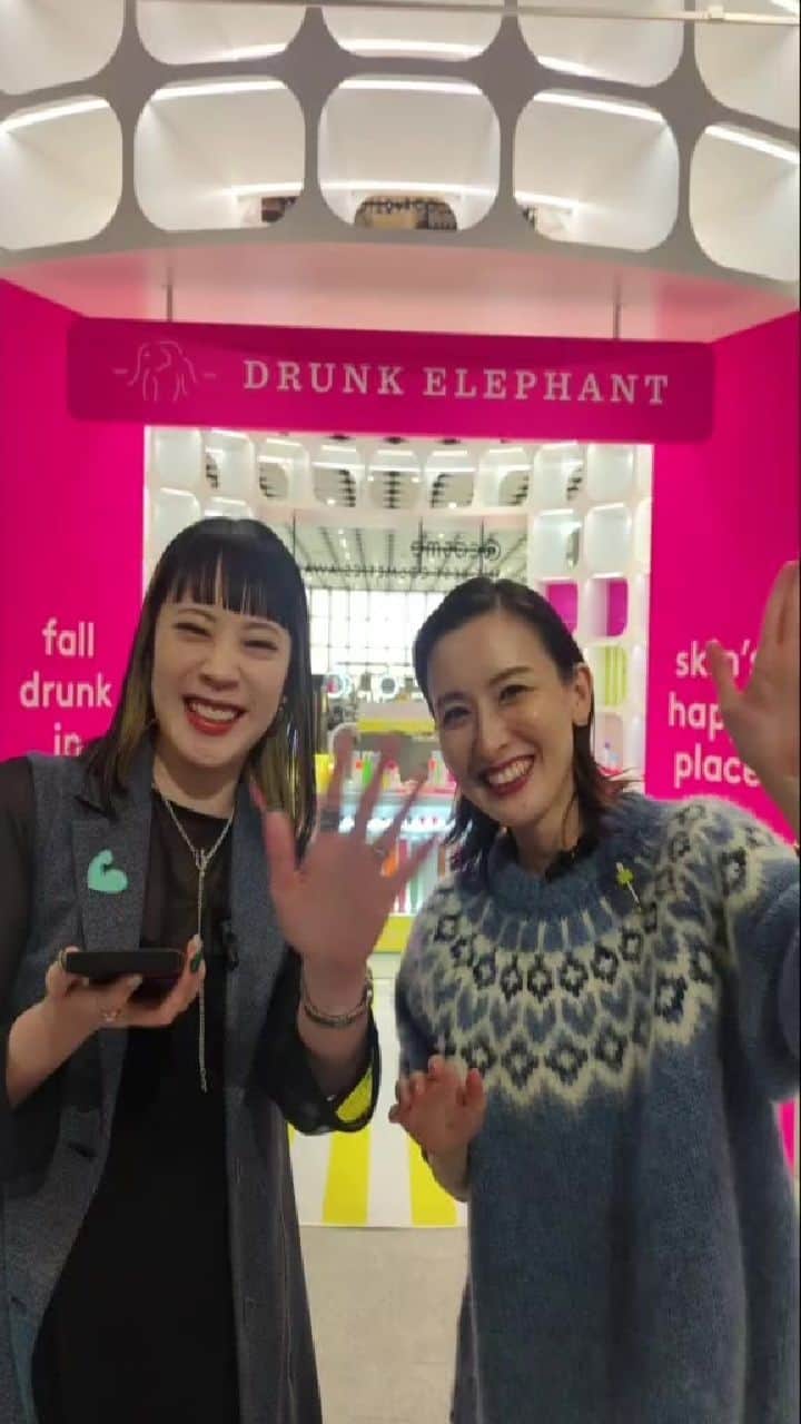 前田紀至子のインスタグラム：「ドランクエレファント1周年を記念してのPOP UPからお買い物ライブ。  DRUNK in 原宿：10/5(水)〜10/11(火）  〈ライブ限定特典〉 オフィシャルサイトで購入時に「harajuku」を入力するとサンプルが色々貰えるそう。  #手のひらスムージー を試してみてくださいね。  ぜひドランクエレファントで検索を。  #ドランクエレファント #drunkinharajuku」