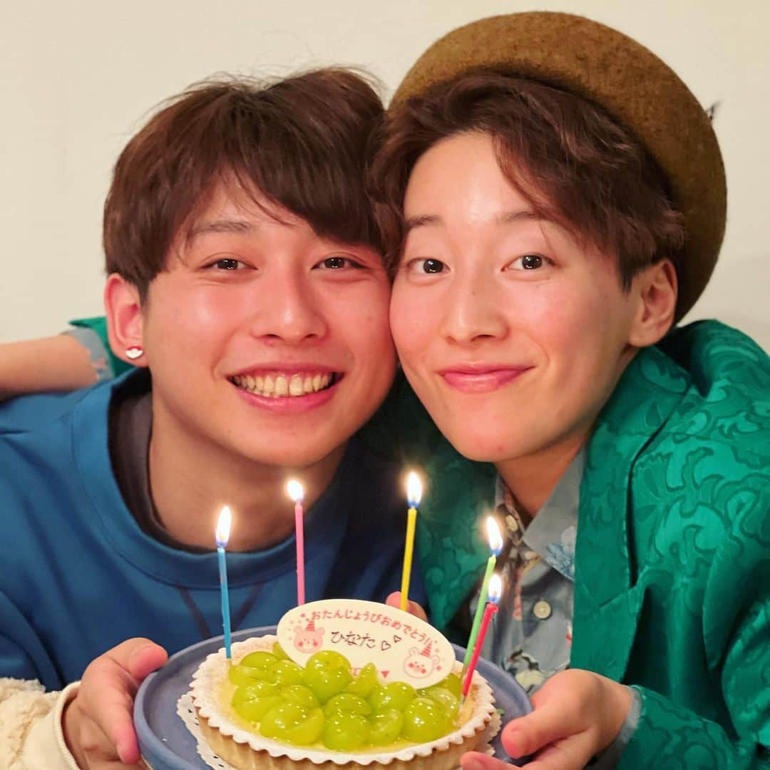 ひなたさんのインスタグラム写真 - (ひなたInstagram)「この世に産み落とされて25年になりました〜♡  ママちゃんパパちゃん、ママパパなって25周年もおめでとう！ 今年はこんな言葉を初めて伝えてみました。  そして今日は初めてお寿司を手で食べてみました。  昨日なんかは初めてバーで『1番派手なのください』なんか言っちゃったりなんかしちゃったりなんかしちゃって  今年もそんな色んな初めてを楽しめる年にしたいな♡  そーいえば今日、弟のあさひが初めてサプライズでケーキ買ってきてくれました。 『2680円』ってめちゃくちゃ端数まで教えられました。 嬉しかったですありがとう。  今年も面白いこといっぱいしようか〜♡」10月7日 22時32分 - imomuhi_nata