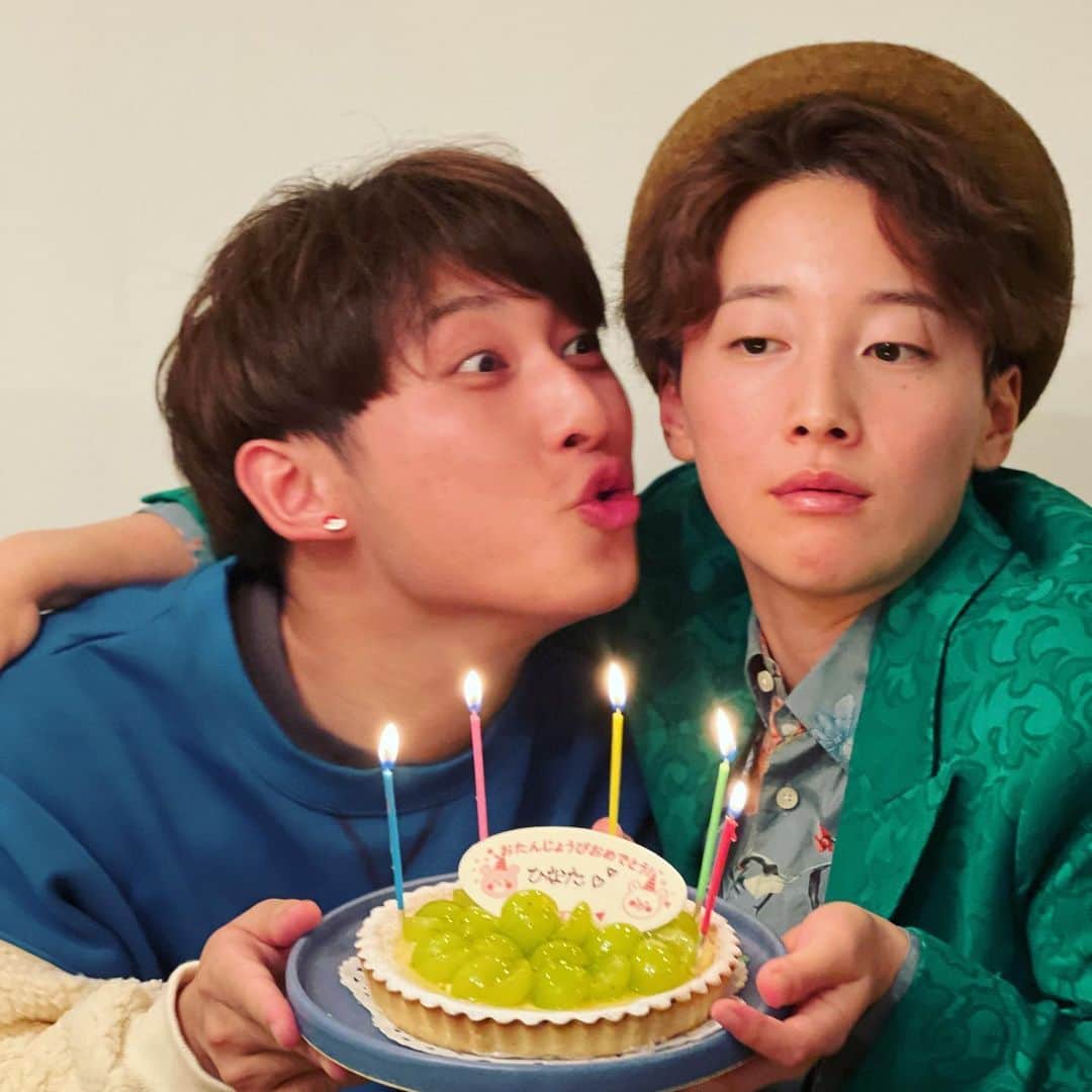 ひなたさんのインスタグラム写真 - (ひなたInstagram)「この世に産み落とされて25年になりました〜♡  ママちゃんパパちゃん、ママパパなって25周年もおめでとう！ 今年はこんな言葉を初めて伝えてみました。  そして今日は初めてお寿司を手で食べてみました。  昨日なんかは初めてバーで『1番派手なのください』なんか言っちゃったりなんかしちゃったりなんかしちゃって  今年もそんな色んな初めてを楽しめる年にしたいな♡  そーいえば今日、弟のあさひが初めてサプライズでケーキ買ってきてくれました。 『2680円』ってめちゃくちゃ端数まで教えられました。 嬉しかったですありがとう。  今年も面白いこといっぱいしようか〜♡」10月7日 22時32分 - imomuhi_nata