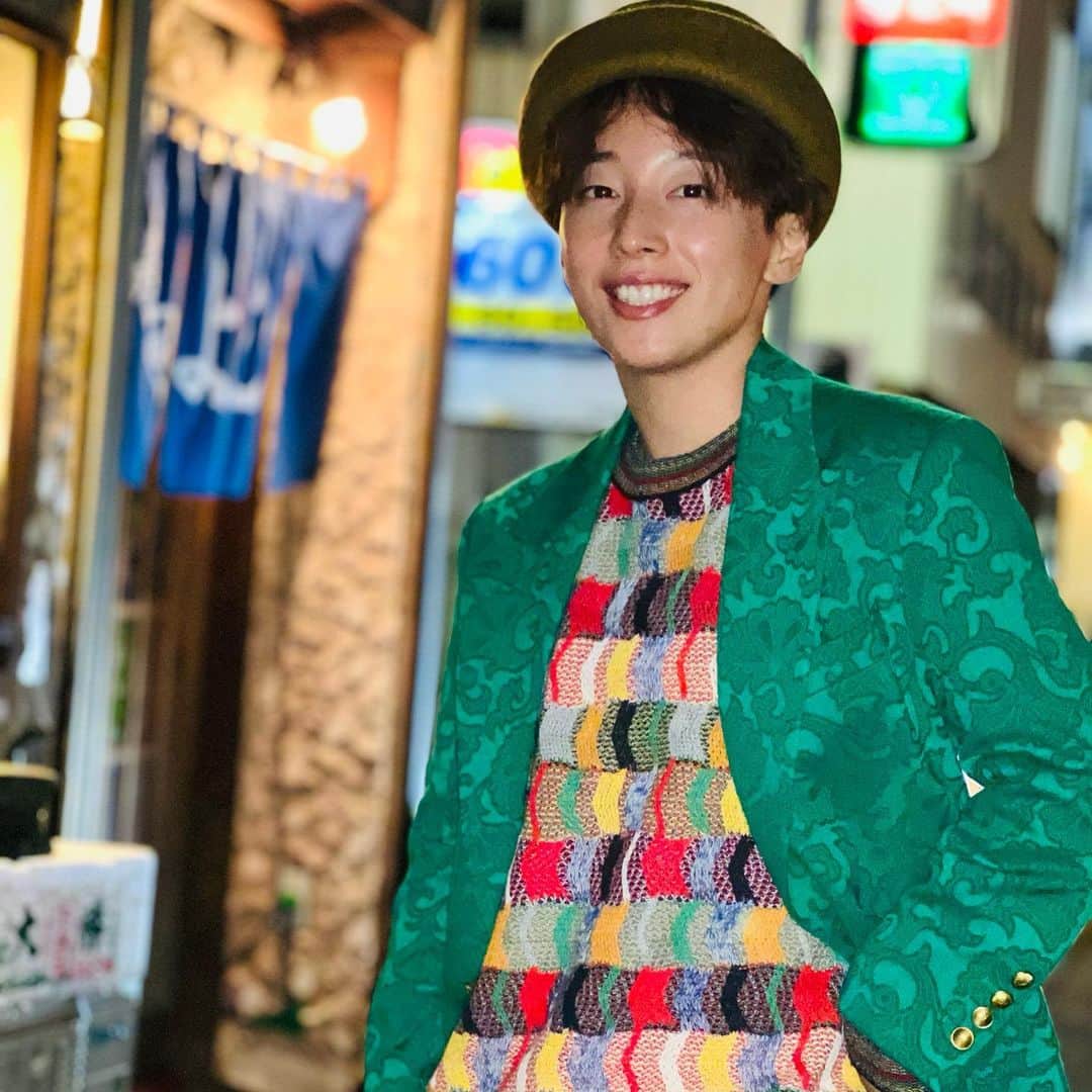ひなたさんのインスタグラム写真 - (ひなたInstagram)「この世に産み落とされて25年になりました〜♡  ママちゃんパパちゃん、ママパパなって25周年もおめでとう！ 今年はこんな言葉を初めて伝えてみました。  そして今日は初めてお寿司を手で食べてみました。  昨日なんかは初めてバーで『1番派手なのください』なんか言っちゃったりなんかしちゃったりなんかしちゃって  今年もそんな色んな初めてを楽しめる年にしたいな♡  そーいえば今日、弟のあさひが初めてサプライズでケーキ買ってきてくれました。 『2680円』ってめちゃくちゃ端数まで教えられました。 嬉しかったですありがとう。  今年も面白いこといっぱいしようか〜♡」10月7日 22時32分 - imomuhi_nata
