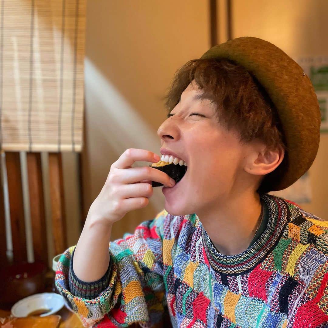 ひなたさんのインスタグラム写真 - (ひなたInstagram)「この世に産み落とされて25年になりました〜♡  ママちゃんパパちゃん、ママパパなって25周年もおめでとう！ 今年はこんな言葉を初めて伝えてみました。  そして今日は初めてお寿司を手で食べてみました。  昨日なんかは初めてバーで『1番派手なのください』なんか言っちゃったりなんかしちゃったりなんかしちゃって  今年もそんな色んな初めてを楽しめる年にしたいな♡  そーいえば今日、弟のあさひが初めてサプライズでケーキ買ってきてくれました。 『2680円』ってめちゃくちゃ端数まで教えられました。 嬉しかったですありがとう。  今年も面白いこといっぱいしようか〜♡」10月7日 22時32分 - imomuhi_nata