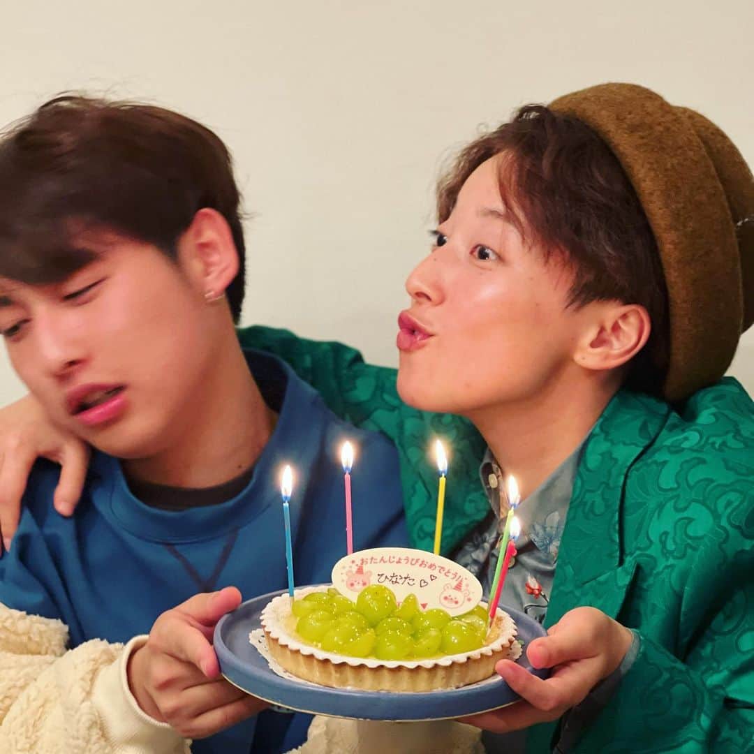 ひなたさんのインスタグラム写真 - (ひなたInstagram)「この世に産み落とされて25年になりました〜♡  ママちゃんパパちゃん、ママパパなって25周年もおめでとう！ 今年はこんな言葉を初めて伝えてみました。  そして今日は初めてお寿司を手で食べてみました。  昨日なんかは初めてバーで『1番派手なのください』なんか言っちゃったりなんかしちゃったりなんかしちゃって  今年もそんな色んな初めてを楽しめる年にしたいな♡  そーいえば今日、弟のあさひが初めてサプライズでケーキ買ってきてくれました。 『2680円』ってめちゃくちゃ端数まで教えられました。 嬉しかったですありがとう。  今年も面白いこといっぱいしようか〜♡」10月7日 22時32分 - imomuhi_nata