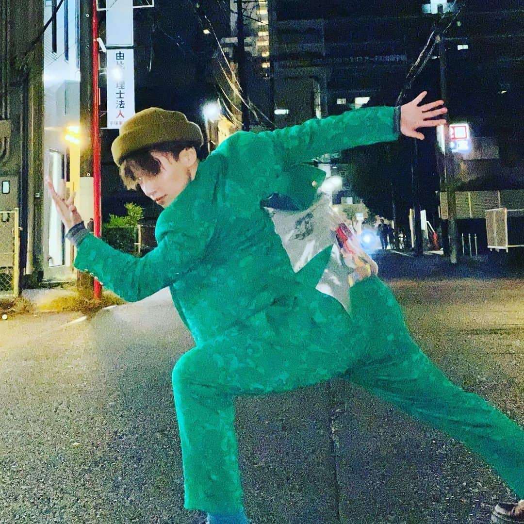 ひなたさんのインスタグラム写真 - (ひなたInstagram)「この世に産み落とされて25年になりました〜♡  ママちゃんパパちゃん、ママパパなって25周年もおめでとう！ 今年はこんな言葉を初めて伝えてみました。  そして今日は初めてお寿司を手で食べてみました。  昨日なんかは初めてバーで『1番派手なのください』なんか言っちゃったりなんかしちゃったりなんかしちゃって  今年もそんな色んな初めてを楽しめる年にしたいな♡  そーいえば今日、弟のあさひが初めてサプライズでケーキ買ってきてくれました。 『2680円』ってめちゃくちゃ端数まで教えられました。 嬉しかったですありがとう。  今年も面白いこといっぱいしようか〜♡」10月7日 22時32分 - imomuhi_nata