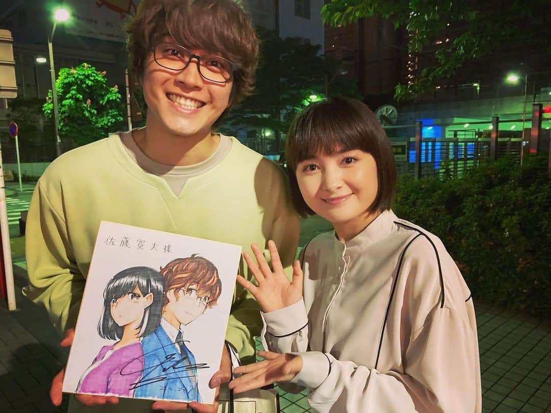 のインスタグラム：「『結婚するって、本当ですか』 本日より Amazon プライムビデオにて 配信となっております‼️  一人の時間を大切にする 不器用な二人が模索する結婚のかたち 愛に溢れた登場人物と、 綺麗な日本の景色 物語を前へ前へと 押し進めてくれる Aimerさんの素敵な楽曲、 とにかくご覧いただきたいです！  写真は僕のクランクアップ日に 原作者の若木民喜先生から 二人の絵をプレゼントしていただきました✌️✌️  @aoiwakana0630」