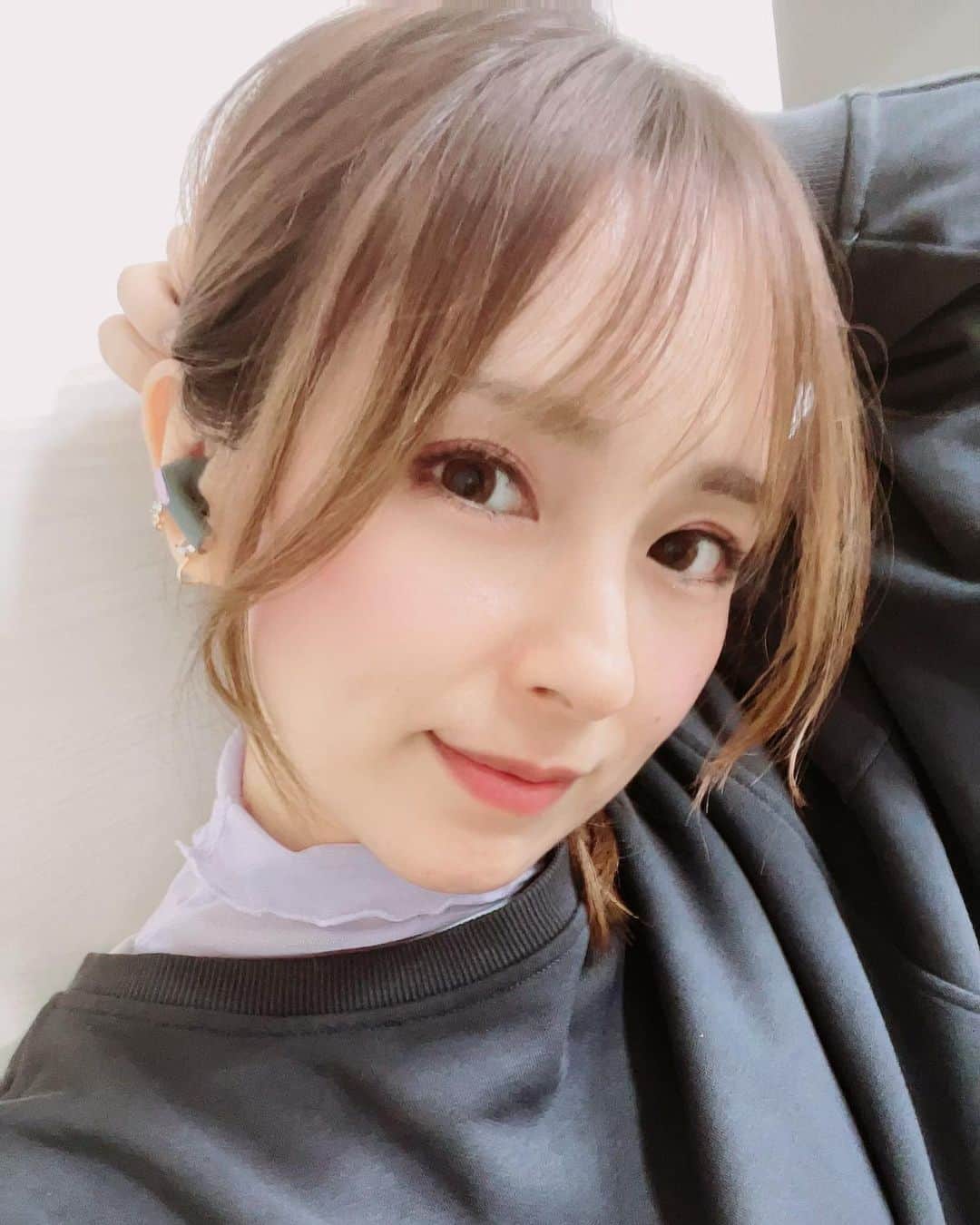 ぽこのインスタグラム：「@sudioさんの完全ワイヤレスイヤホンですが、お揃いや色違い購入の報告ありがとう☺️ ⁡ 今日は同じイヤホン購入した方と話せたんだけど、ブラックも格好良かったなぁ🥰 ワイヤレス充電器の『Sudio Ladd+』はスマホも充電できるみたい✨ ワイヤレスの知識全く無くて、皆で話して知った😂 Sudio E2本体を買うと数量限定配布されてるので、詳細はsudio.com をチェックしてみてね😙❤️ ⁡ ちなみにイヤホン持って来てくれた方に私のユーザーネームを書かせて貰ったのですが、サインじゃなくてユーザーネーム書いたの初めて笑 ⁡ ⁡ イヤホン購入検討している方がいれば参考にしてみてね🥳 こちらの商品の場合、今ならクーポンコードをSudio公式サイトで使うと全商品15%オフになります✨ ⁡ クーポンコードはこちら ra04ever ⁡ ※有効期限は2022年12月11日まで ⁡ ⁡ ⁡ ⁡ #sudio  #shapingsound  #sudiojp  #sudioE2」