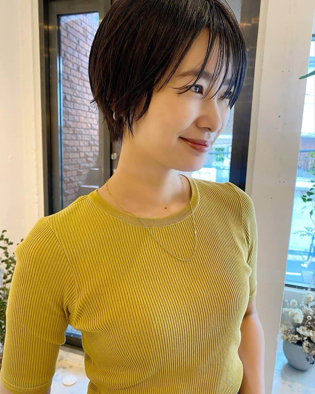 永瀬かおるのインスタグラム：「柳さんのヘアメンテ✨ 毎回柳さんがイメージの違うヘアにしてくださるのでいつも新鮮な気持ちに🥺🌱 前回好評だった前髪パラパラを採用🙌 全体的にちょっぴりまあるいヘアスタイルに😊  今回も（いつも） とってもお気に入り🧡 いつもありがとうございます🙏✨  #永瀬かおる #ショートヘア #ヘアスタイル #nmtinc」