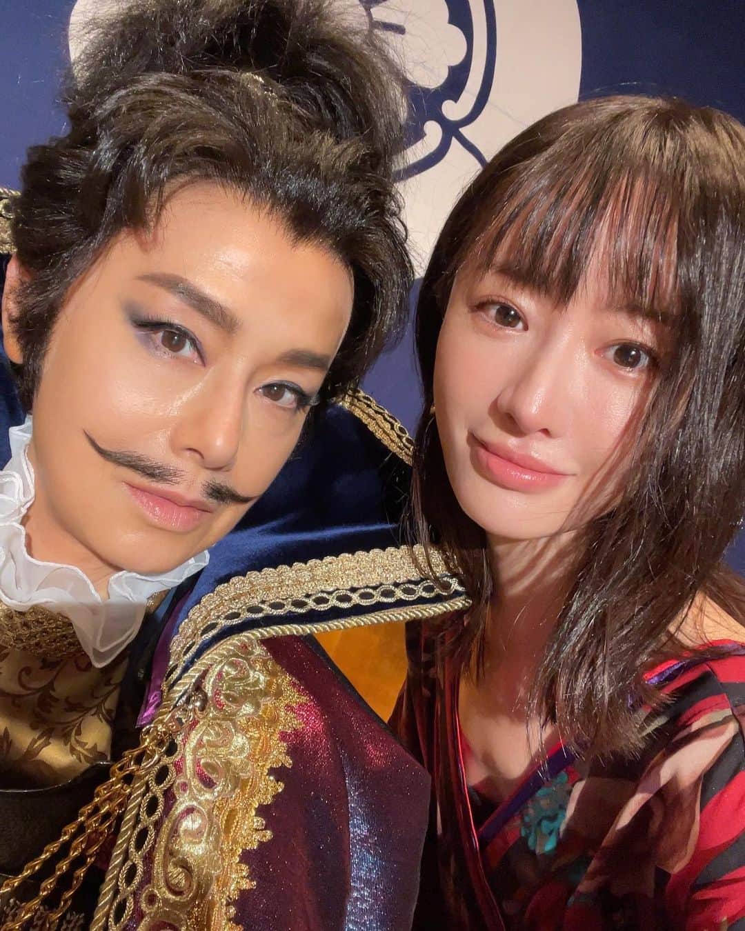 松本まりかのインスタグラム：「どーなーたでしょう？😍  わかるかなわかるかな？  わかるかなこの凄まじさ  野暮なこと言いたくないけど ノン加工ノンフィルターというやつです 恐ろしいでしょう？  答えは明日、投稿します♡  なんてったって… #一日一投稿〜♪ #私は痺れる♪ #言ってしまったものだから  #無事飛騨入りしました  #今宵も撮影中 #たのしいたのしい毎日ほんとにたのしい #最高のオバハン中島ハルコ #いよいよ明日初回放送です🤗」
