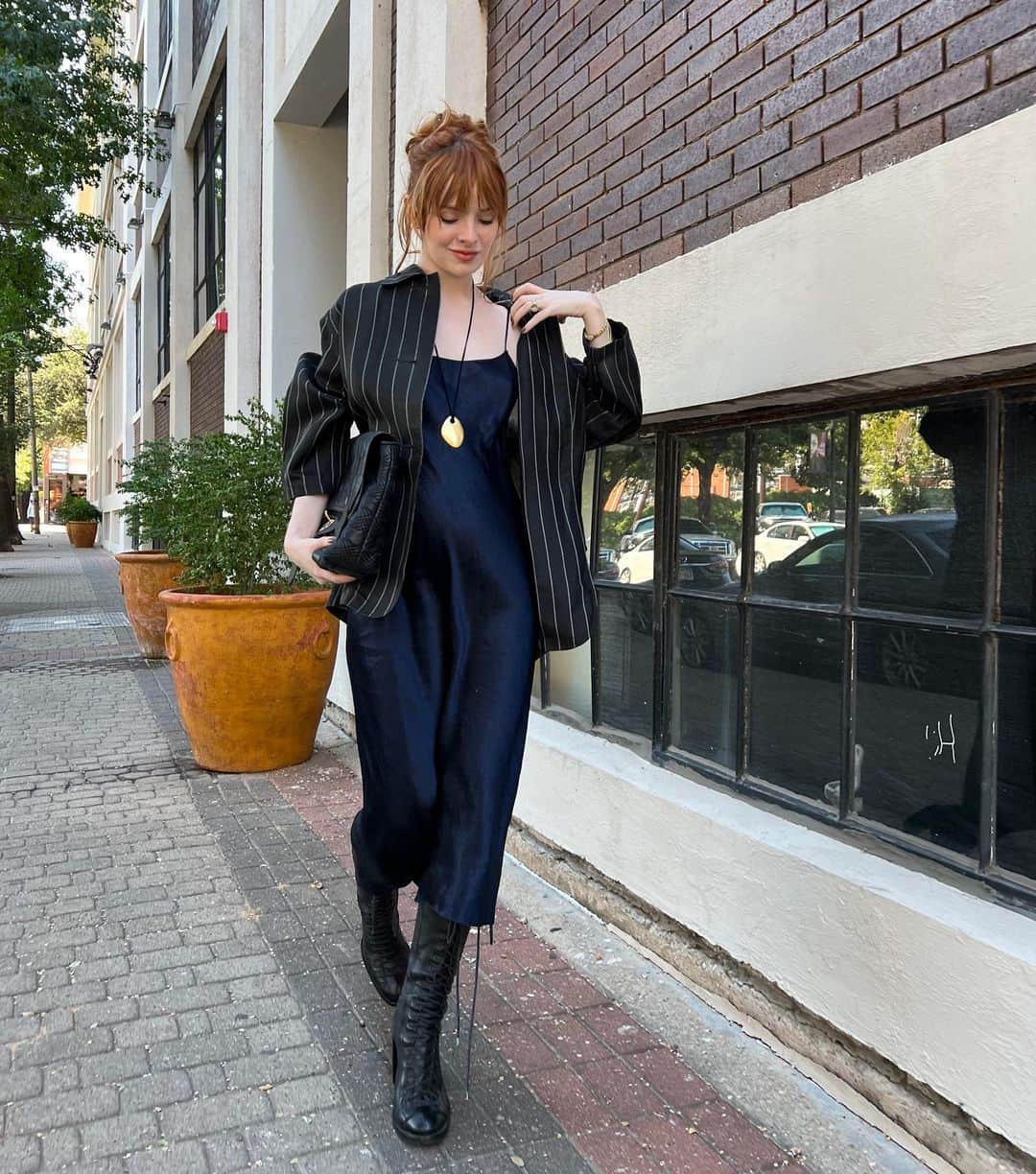 ジェーン・アルドリッジのインスタグラム：「All time favorite boots and all time favorite color combination (black and navy) jacket is vintage @geoffrey.beene from @vintagemartini and dress is @vince!」