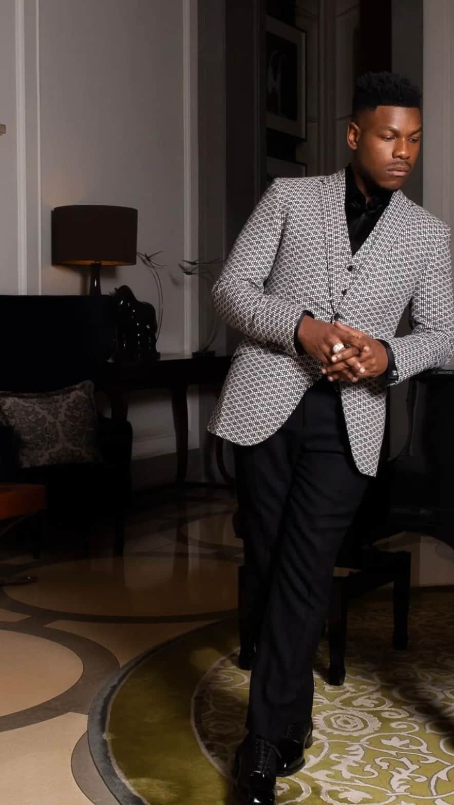 オズワルドボーテングのインスタグラム：「Behind the scenes at Ozwald Boateng with British actor @JohnBoyega being fitted and dressed the UK Premiere of ‘The Woman King’.   Looking fierce in our linen Black and White Authenticity adinkra single button jacket, with a matching waistcoat and classic black trousers. A timeless classic with a contemporary twist.  #thewomanking #johnboyega #ozwaldboateng」