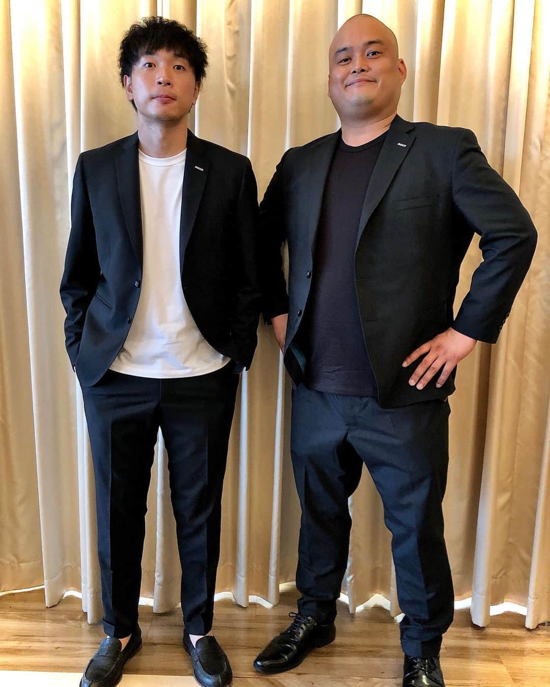 小山英機さんのインスタグラム写真 - (小山英機Instagram)「. ダブルアートの真べえさんに紹介して頂き、 SUNさん(@sunjunglefever )で スーツ作って頂きました！！ モンスーン初のさりげなくお揃いの衣装です☝🏻 M-1の2回戦も勝てて縁起良さそうです🔥 真べえさん、SUNさんありがとうございました🙇🏻✨ . #オーダースーツ #オーダースーツ好きと繋がりたい #TWICEと繋がりたい」10月8日 10時41分 - monkoya13