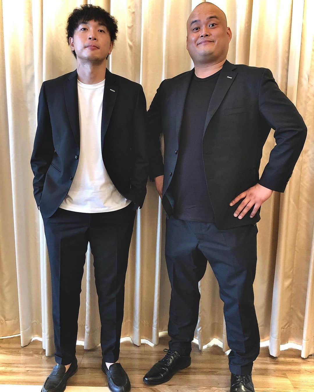 小山英機さんのインスタグラム写真 - (小山英機Instagram)「. ダブルアートの真べえさんに紹介して頂き、 SUNさん(@sunjunglefever )で スーツ作って頂きました！！ モンスーン初のさりげなくお揃いの衣装です☝🏻 M-1の2回戦も勝てて縁起良さそうです🔥 真べえさん、SUNさんありがとうございました🙇🏻✨ . #オーダースーツ #オーダースーツ好きと繋がりたい #TWICEと繋がりたい」10月8日 10時41分 - monkoya13