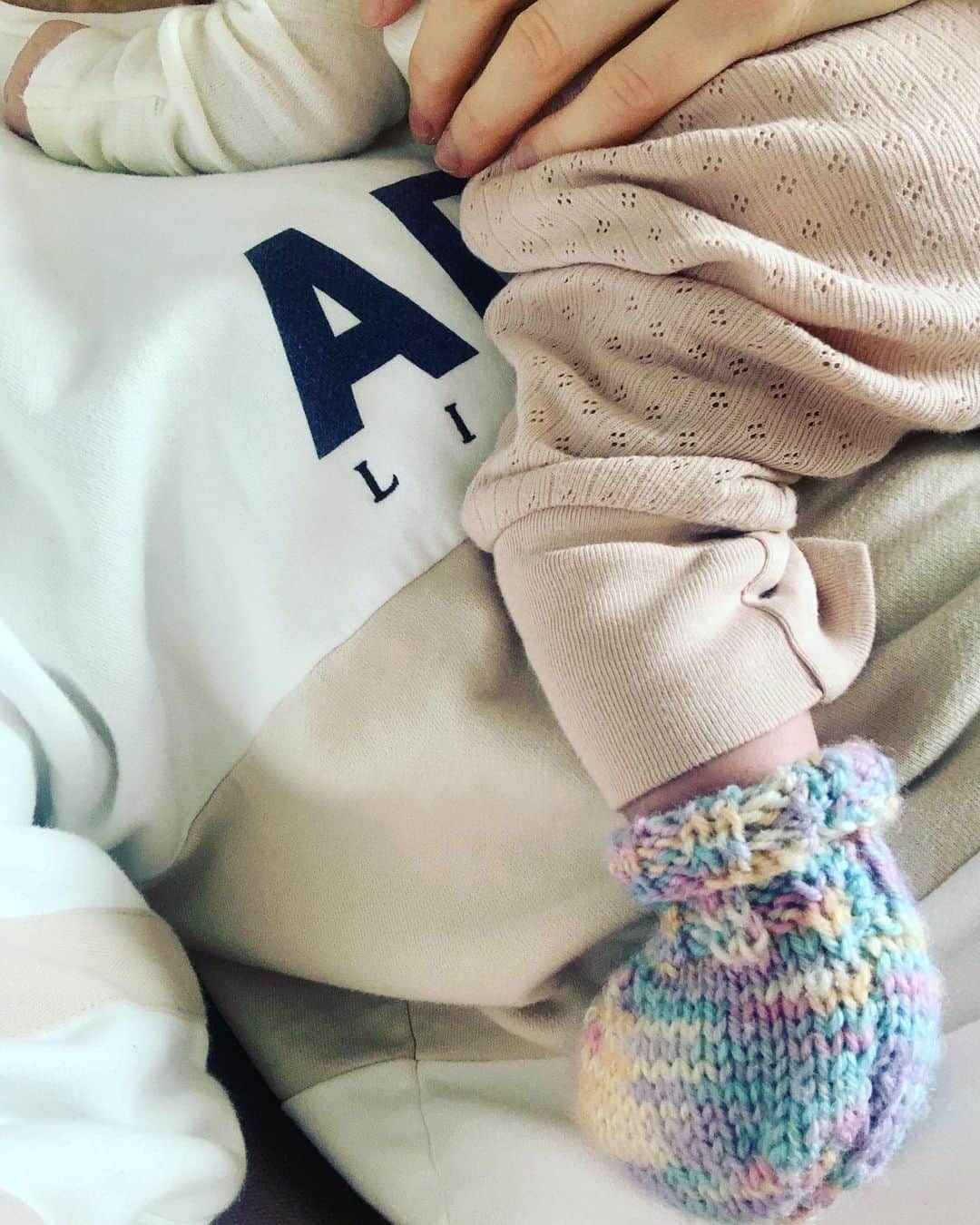 ヘイリー・ウェステンラのインスタグラム：「Our daughter 💘 Beyond grateful for my wee fam of 3 (+ Budh😸) My heart is overflowing x」
