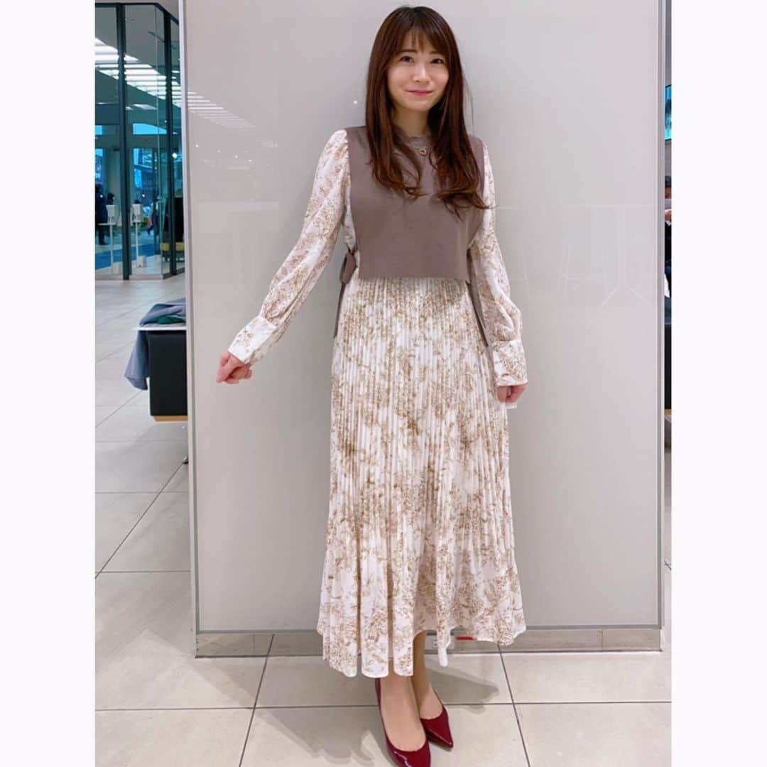のインスタグラム：「⭐️今週の衣装⭐️ 寒い寒いとたくさん言ったけど、寒くなったのはちょっと嬉しかった今週🤭  ワンピース:cheek #nスタ #衣装 #天気予報」