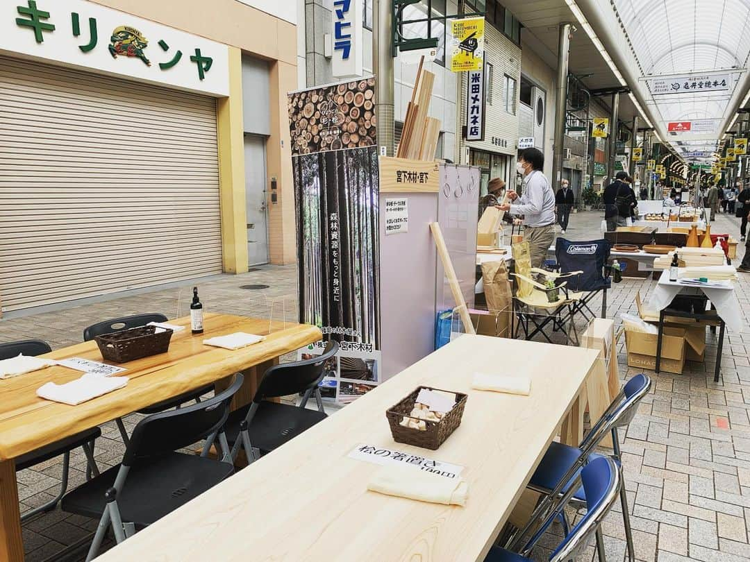 木の家ミヤシタのインスタグラム：「兵庫木材フェアに出展しています！元町商店街で本日17時まで。 是非遊びに来て下さい！  #木の家工務店 #兵庫の木 #すぎひのき #元町商店街6丁目」