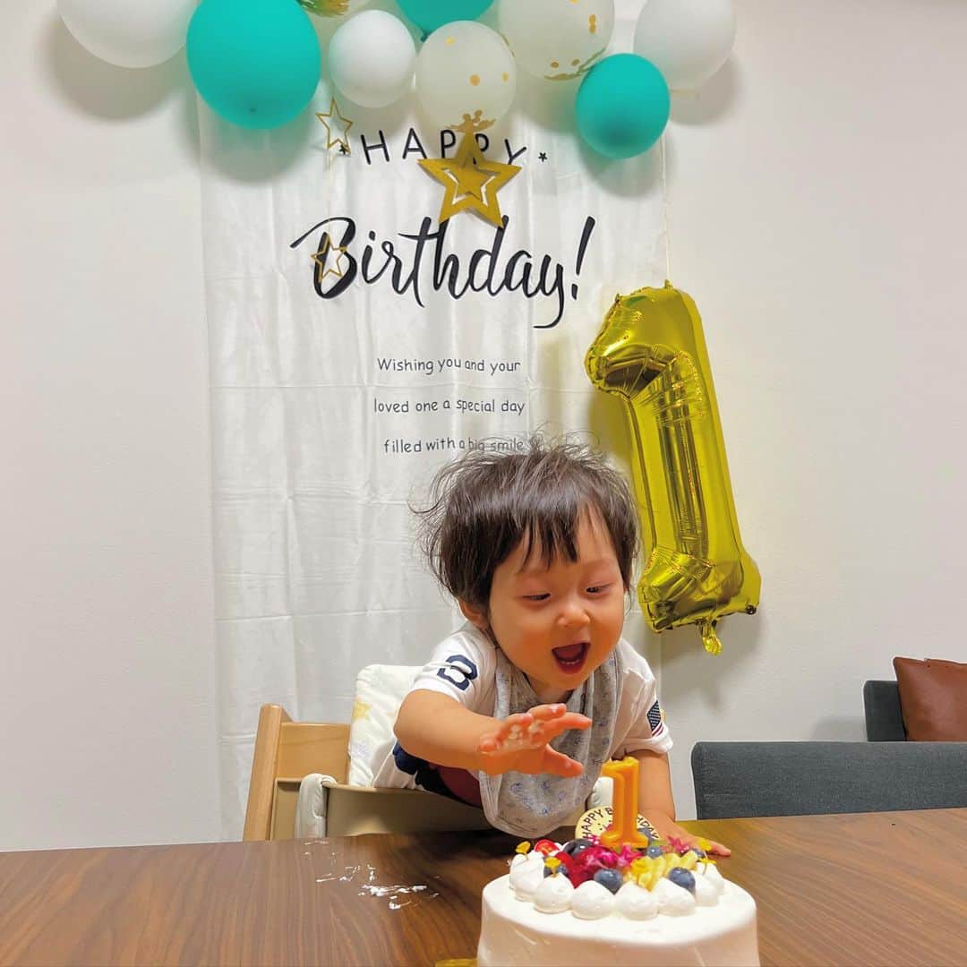 のインスタグラム：「. 先日1歳の誕生日を迎えた息子🎂  なかなか寝つかない日があったり 夜中に何度も起きちゃう日があったり 寒いかなーと思って厚着させたら 汗だくで起きちゃったり 「今日は添い寝しちゃおっ❤️」って 一緒に寝てたら顔面に息子の踵落とし食らって 後悔したり 毎日濃厚な日々を過ごしてます!!  健やかに育ってくれて感謝です❤️  #しかし悩みもある #声がデカすぎる(私に似てしまった) #あればあるだけ食べる (これも私に似てしまった) #ご馳走様って言うとギャン泣き(これは息子オリジナル)」