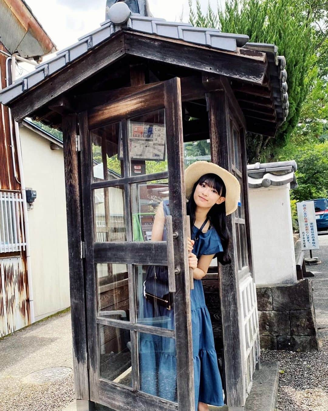 歌田初夏さんのインスタグラム写真 - (歌田初夏Instagram)「こちら電話ボックスです💁‍♀️  #内子 #内子町　#愛媛　#四国　#旅　#写真　#ワンピース　#夏　#初夏」10月8日 11時54分 - utahatsu78