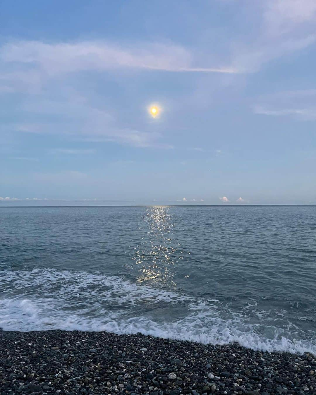 亜里沙のインスタグラム：「晩安月亮🌕💤 #nofilter  ピンクスカイの花蓮のお空。 こんなに広く続く、パステルカラーの ファンタジーみたいな月と空は初めて観ました☁️ 寝っ転がって音楽聴いて、 変わっていく空を眺めていたのが旅のハイライト🫶🏻  #hualian #花蓮 #alisa_in_taiwan #台湾 #台灣 #taiwan  #taipei #台湾生活 #台湾留学 #台湾旅行」