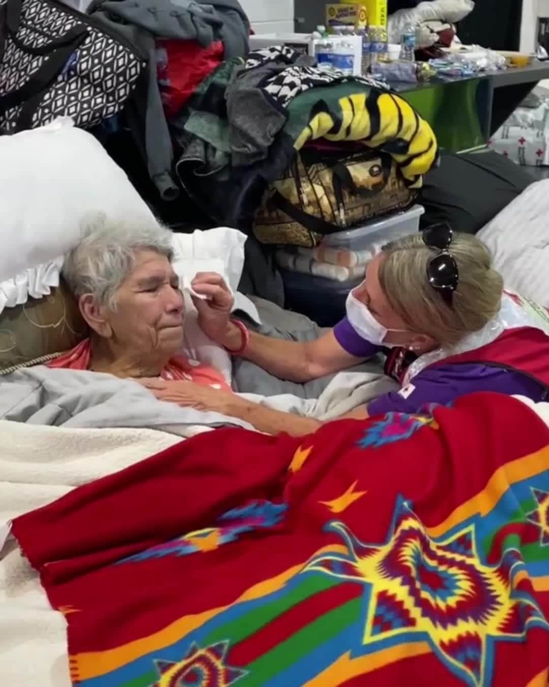 ネーブ・キャンベルのインスタグラム：「Red Cross nurse Lola Ridgley comforted Florida resident Alice Flowers, wiping away her tears, as she shared her story in our shelter at Hertz Arena in Fort Myers.   Flowers’ husband of 60 years was in hospice when #HurricaneIan made landfall, and she recently learned that he passed away. Sadly, they were separated during and after the storm swept through the state, and she did not get a chance to say goodbye. Ridgley is a retired hospice nurse, trauma and grief counselor with experience navigating these especially difficult moments.   “It’s a lot of help and humanity for one person at a time and showing a lot of compassion, heart and empathy, even though we’ll never probably understand what these people go through or have been through,” she said.」