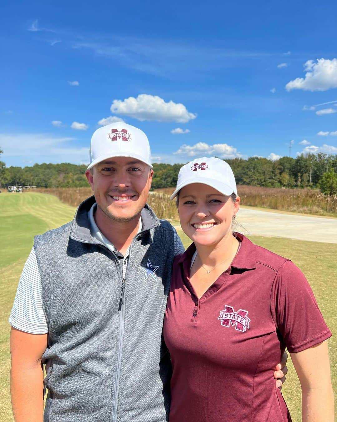 アリー・ユーイングのインスタグラム：「Whether it’s golf season or football season, we love our licensed @antiguaapparel! #HailState and #GoCowboys」