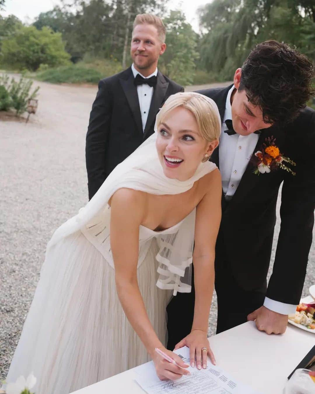 アナソフィア・ロブさんのインスタグラム写真 - (アナソフィア・ロブInstagram)「Belly of happy bubbles」10月8日 5時00分 - annasophiarobb
