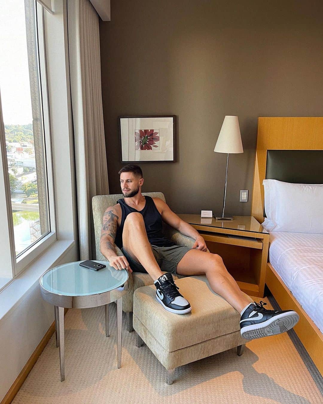Jonas Sulzbachのインスタグラム：「Só de 👀  Ótimo fds pra vcs 🍀」