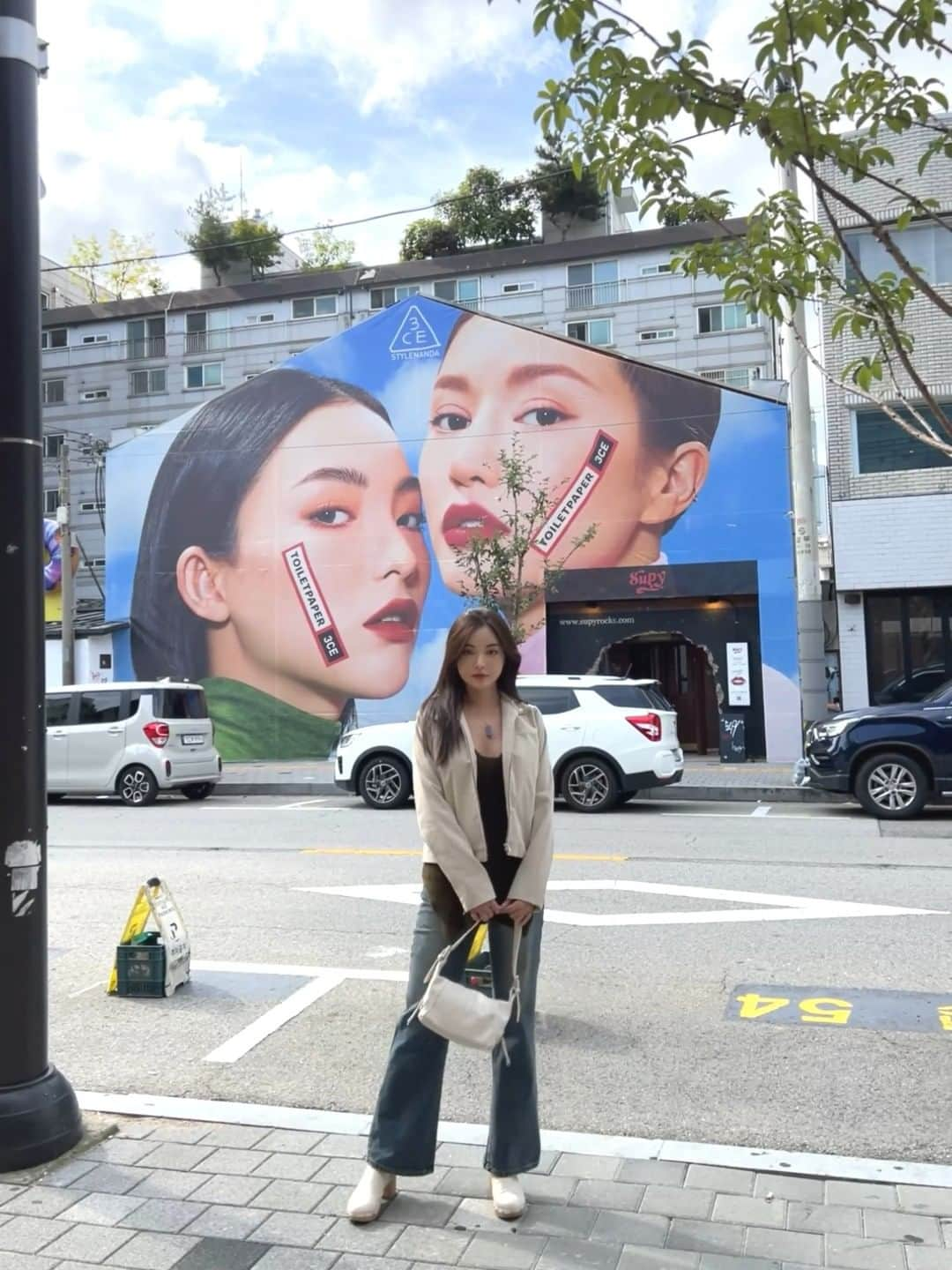 Official STYLENANDAのインスタグラム：「성수동에 가면 여기서 인증사진, 잊지마세요❤️  📍SUPY ARTWALL 서울특별시 성동구 성수이로 71  #3CE #3CESTYLENANDA #3CE스타일난다 #houseof3ce #3CEXTOILETPAPER #3CEx토일렛페이퍼 #TOILETPAPER」