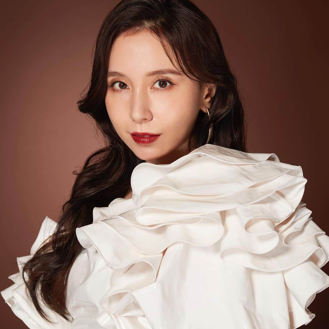 May J.のインスタグラム：「11月9日発売のcover album “Bittersweet Song Covers” のアーティスト写真とジャケット写真が公開されました🤎 先日マスタリングを終えてついに完成。 めちゃくちゃ良いアルバムになりました✨ 70〜80年代の楽曲を中心に選曲したので、このアルバムを聞いたらその頃にタイムスリップさせてくれること間違いなし。 今回はYouTubeチャンネルの人気企画「スナック橋本」で歌った曲も収録しているので、それをイメージしてウイスキーを入れたデザインにも挑戦してみました🥃 気に入っていただけたら嬉しいです🤎 発売まで是非楽しみにしていてください✨  I’ve just finished making my new cover album “Bittersweet Song Covers” and the cover art has just been released! How do you like it? The album has a 70’s~80’s vibe, and I’m sure you will want to dance once you listen to it!  The cover art is inspired by my YouTube channel’s popular series “Snack Bar Hashimoto”, shot in a bar atmosphere with a whisky glass. The album is coming out on November 9th so don’t forget to mark your calendar 🤎  #ビタスイ #BittersweetSongCovers」
