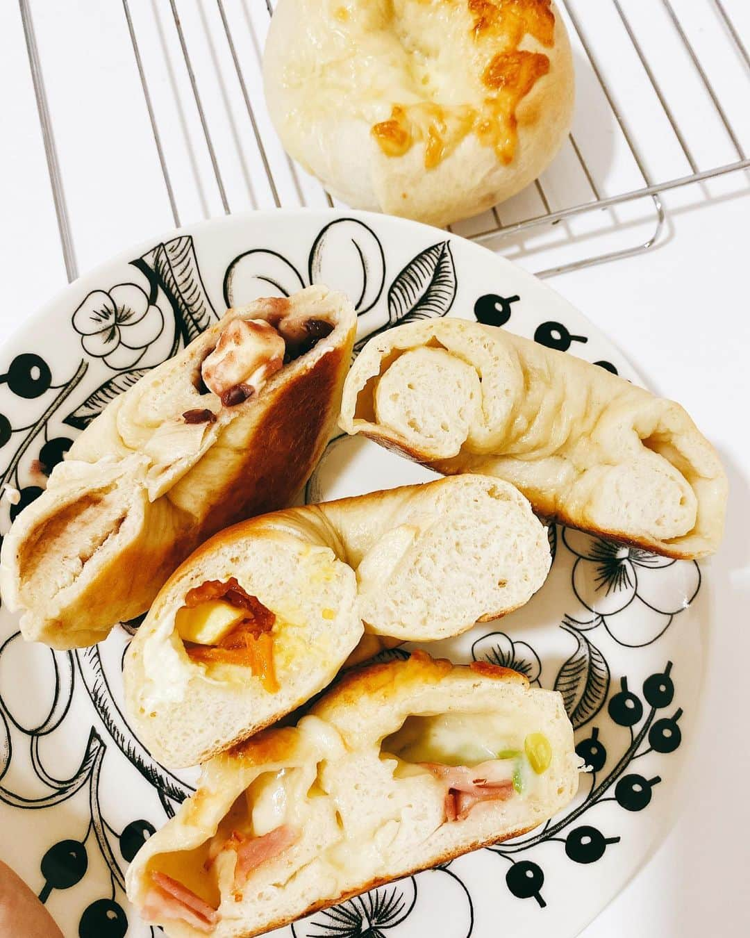 海野ナルさんのインスタグラム写真 - (海野ナルInstagram)「ベーグル🥯作り🥺 焼き立てを冷まし中…  今回は沢山具を入れて作ったら あんこクリームチーズが 溢れてしまいました😅 そしてすぐ切ったから、パン、ペタンコ🤣 3枚目は前の具を入れなさすぎたやつ🤣むずい〜  味は、 あんこクリームチーズ ベーコン枝豆チーズ 塩バター マンダリンオレンジクリームチーズ マンダリンオレンジのマーマレードは レンジで作ったので時間かからず✌️  焼き立てかなり美味しかった😲❤️ でも次の日は固くなってしまう〜 次の日も美味しく食べれるコツあるのかなぁ🥺  久々にパン作りしたけど、ベーグルは 発酵時間少ないしオイルやバターを 使用しないので、もっちりしてて ヘルシーで満腹感ある🥯✨  そして毎朝、無調整豆乳も一緒に飲んでる✨  今日から3連休☺️急に寒くなったので体調崩さないように過ごそう〜🍃✨✨  #ベーグル作り　#手作りパン　#ベーグル　#手作り料理」10月8日 10時18分 - naru_kaino