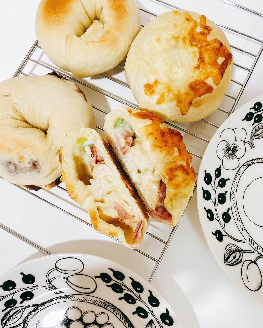 海野ナルさんのインスタグラム写真 - (海野ナルInstagram)「ベーグル🥯作り🥺 焼き立てを冷まし中…  今回は沢山具を入れて作ったら あんこクリームチーズが 溢れてしまいました😅 そしてすぐ切ったから、パン、ペタンコ🤣 3枚目は前の具を入れなさすぎたやつ🤣むずい〜  味は、 あんこクリームチーズ ベーコン枝豆チーズ 塩バター マンダリンオレンジクリームチーズ マンダリンオレンジのマーマレードは レンジで作ったので時間かからず✌️  焼き立てかなり美味しかった😲❤️ でも次の日は固くなってしまう〜 次の日も美味しく食べれるコツあるのかなぁ🥺  久々にパン作りしたけど、ベーグルは 発酵時間少ないしオイルやバターを 使用しないので、もっちりしてて ヘルシーで満腹感ある🥯✨  そして毎朝、無調整豆乳も一緒に飲んでる✨  今日から3連休☺️急に寒くなったので体調崩さないように過ごそう〜🍃✨✨  #ベーグル作り　#手作りパン　#ベーグル　#手作り料理」10月8日 10時18分 - naru_kaino