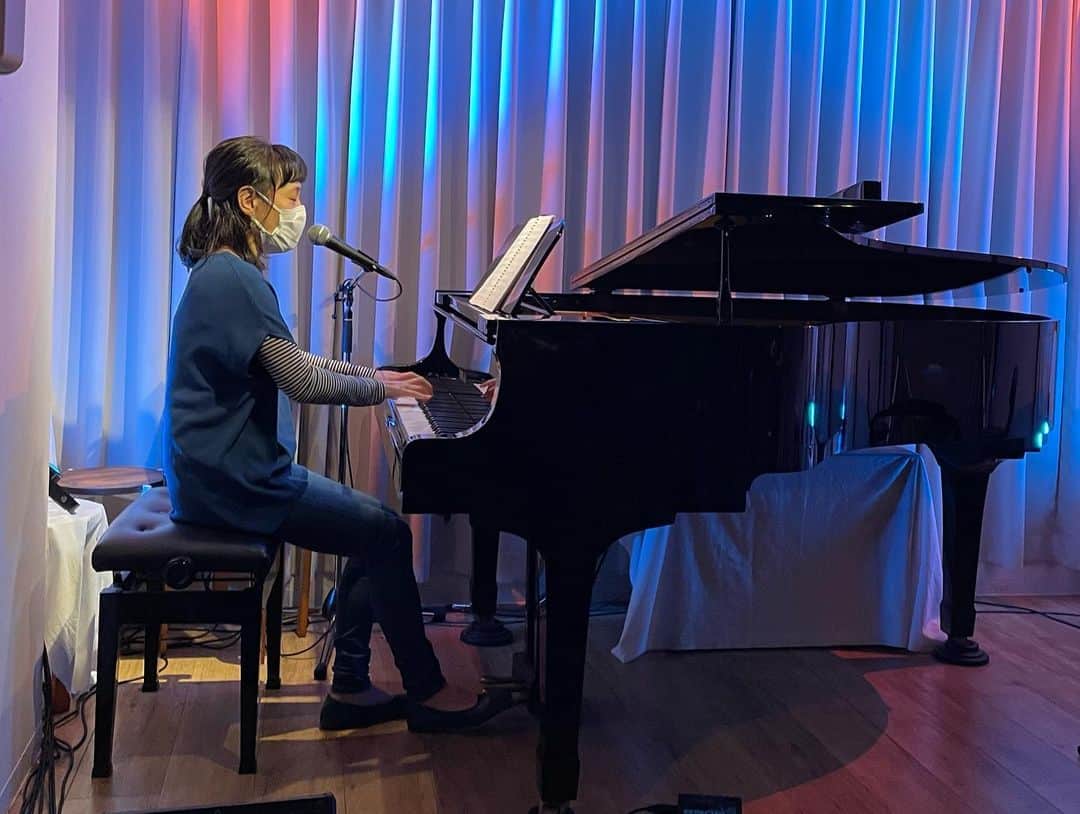 中川祐子さんのインスタグラム写真 - (中川祐子Instagram)「夏にもお邪魔させて頂いた エクレルシさんで 恐縮ながら、また歌わせて頂きました🙇‍♀️ . まだまだ下手くそでお恥ずかしいですが、 やっぱり生演奏で歌うって楽しいー😆💓 . 大好きなヴァネッサ・カールトンの 「サウザンド・マイルズ」は ピアノ伴奏がとても素敵なの🎹✨ . そして今回もターニャちゃん ( @tanjalism )と ご一緒できてめちゃ嬉しかったー💓 . ターニャちゃんの弾き語りは 本当に素敵で聴き惚れちゃう😍 . 私もこんな風に たくさんの人を魅了できるような 歌を歌えたらなぁ✨ . さ、練習、練習‼️ 頑張ります😂 . . #ライブカフェ #エクレルシ #グランドピアノのあるカフェ  #ボイストレーナー #ピアノ伴奏 #歌が好き  #歌うことが好きな人と繋がりたい  #歌うまくなりたい  #マスクして歌うの大変だけど #弾き語りできる人すごい  #歌うまさんが集う店」10月8日 21時32分 - nakagawa.yuko