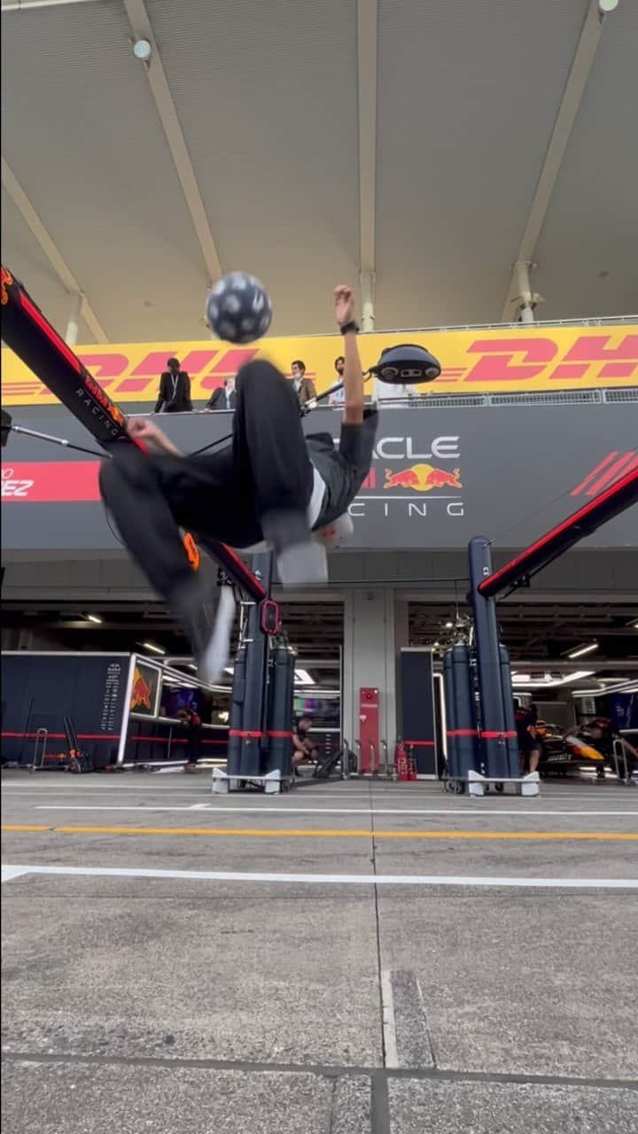 徳田耕太郎のインスタグラム：「One flip at @redbullracing garage🙌 Tomorrow is the final! @maxverstappen1 took pole position today! 明日はレッドブルが日本で優勝決めるかもしれません！ 久しぶりの鈴鹿楽しめました😄 @redbulljapan 🙏 @kio_hayakawa 🎥」